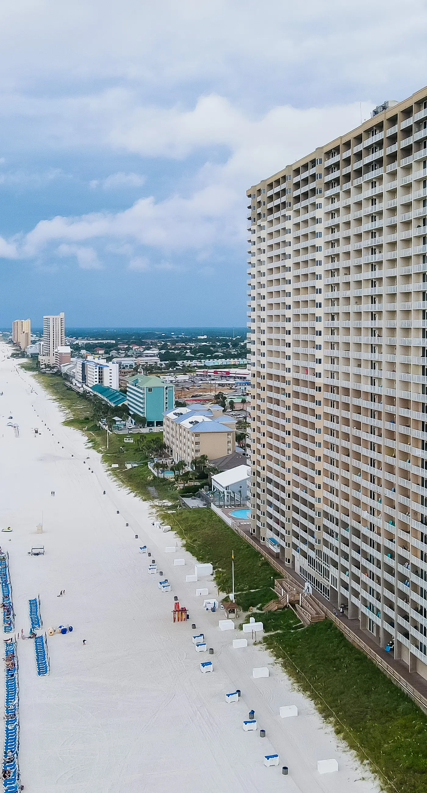 Spacious Gulf front condo w/shared hot tub, pools, gym - close to dining