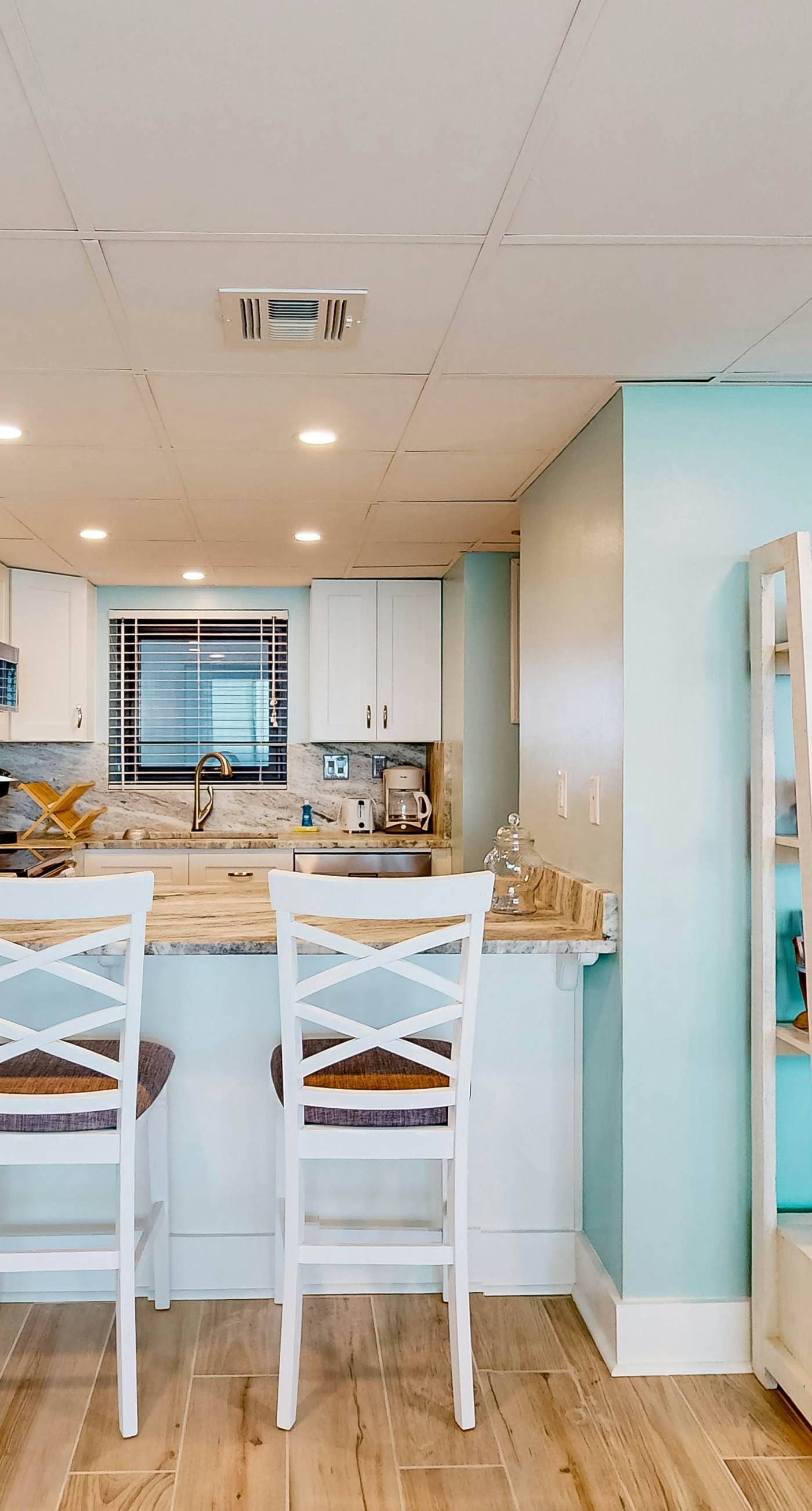 Charming & elegant Gulf-front condo w/shared pools, hot tub, gym