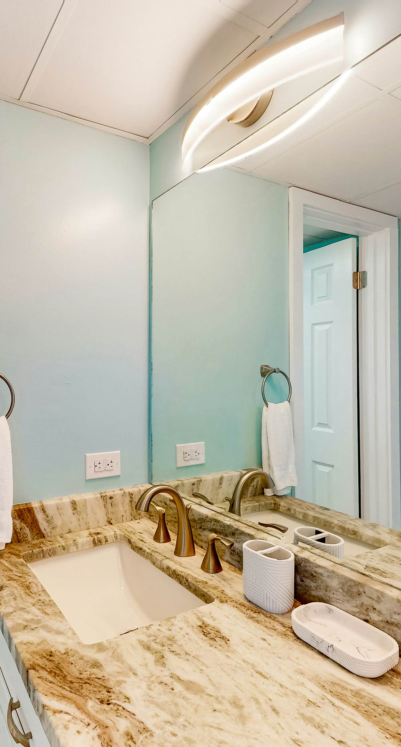 Charming & elegant Gulf-front condo w/shared pools, hot tub, gym