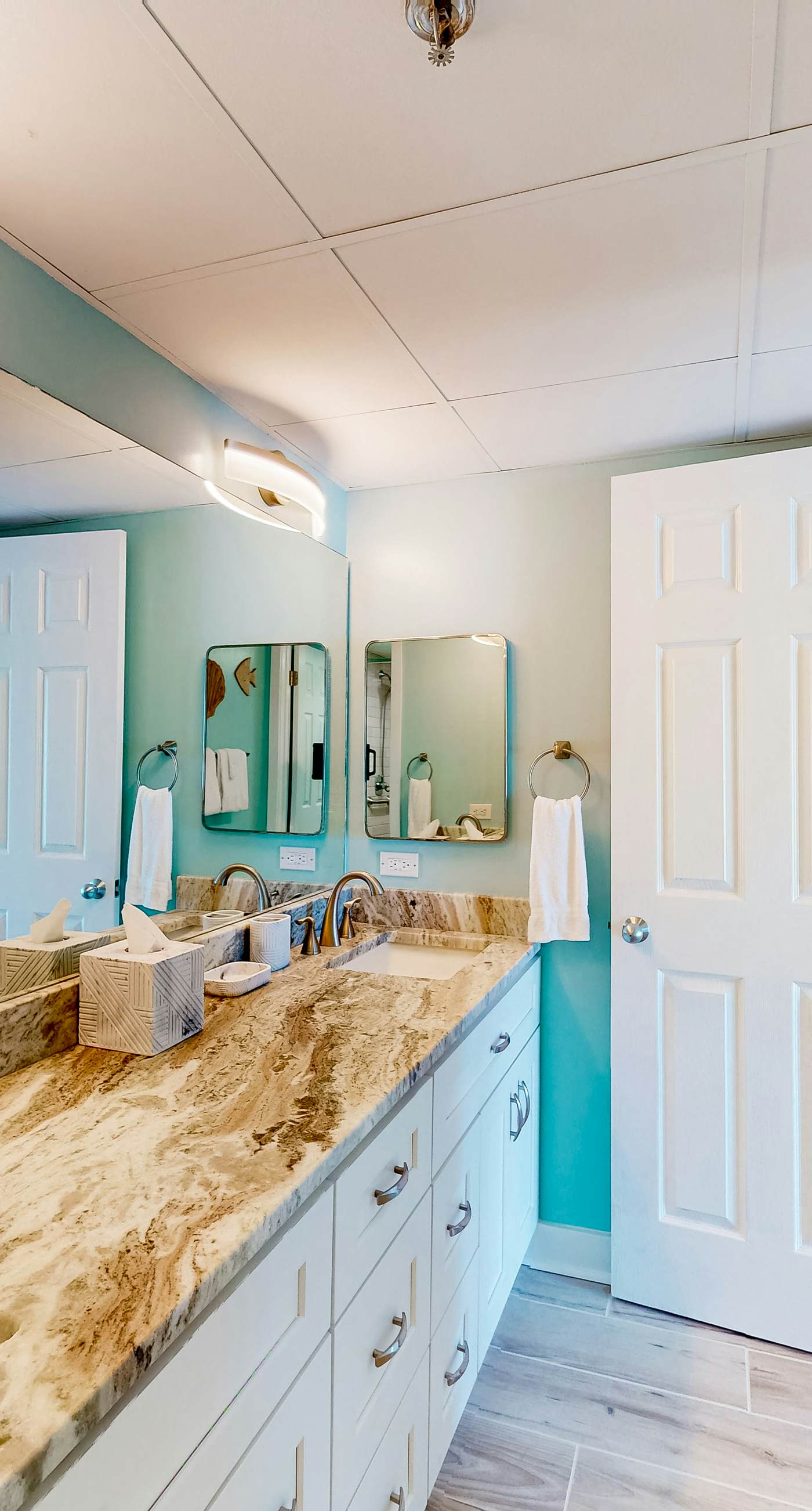 Charming & elegant Gulf-front condo w/shared pools, hot tub, gym