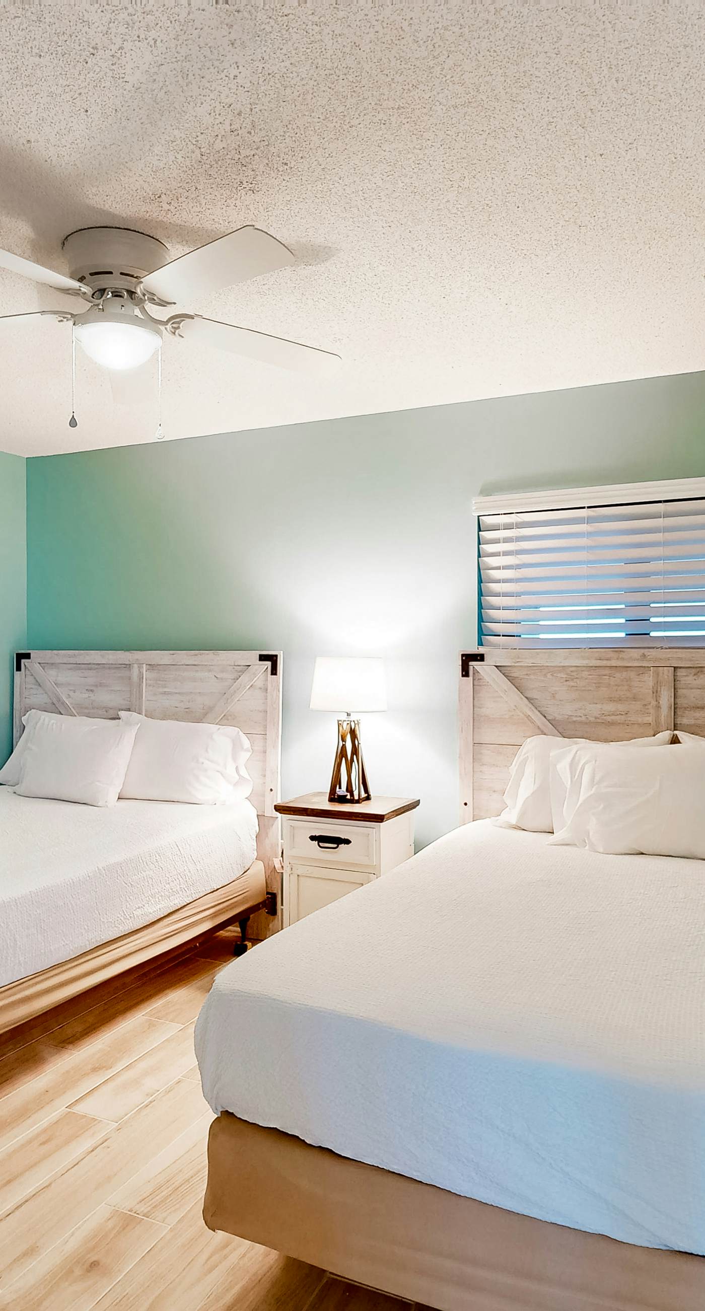 Charming & elegant Gulf-front condo w/shared pools, hot tub, gym