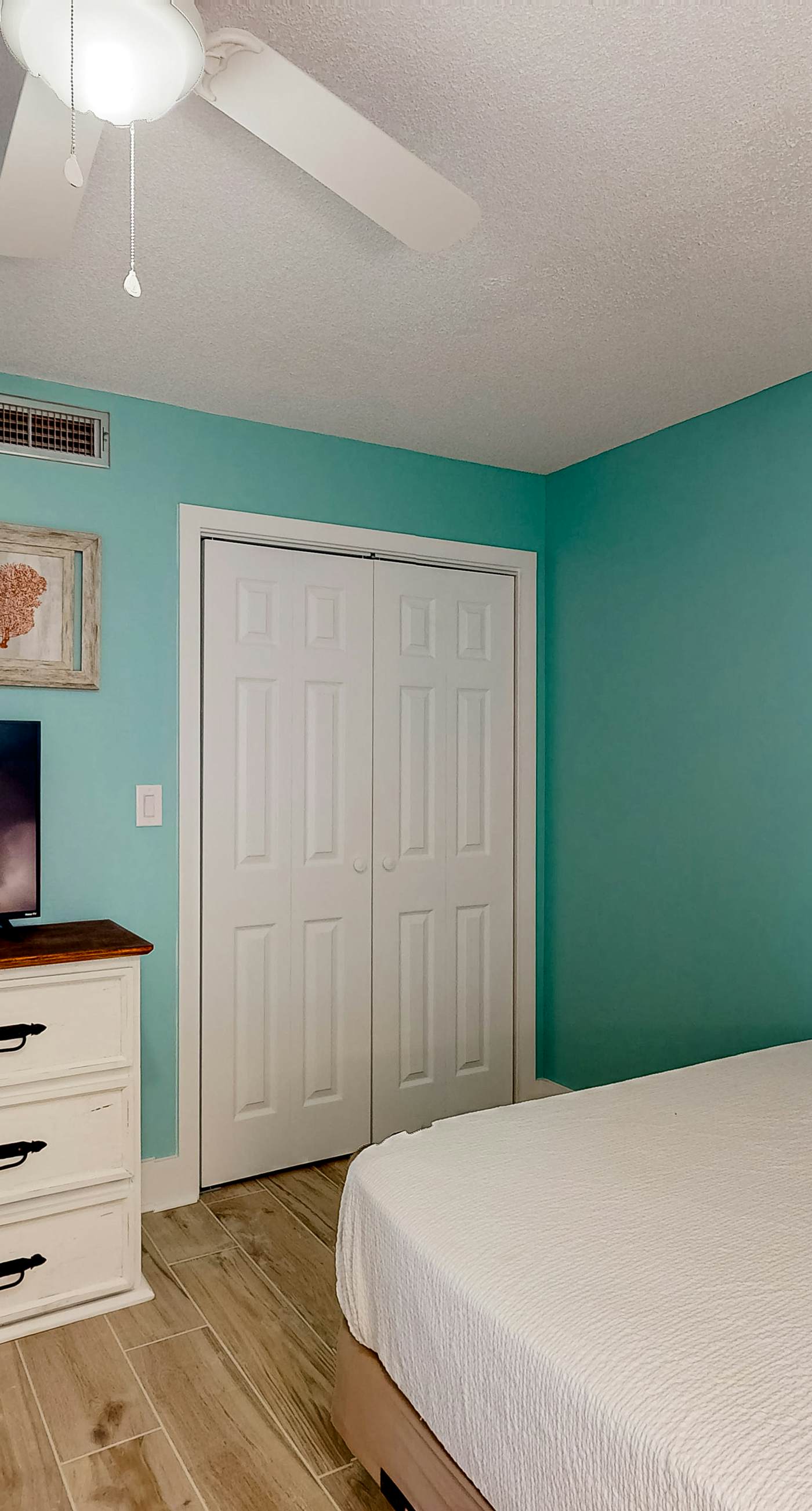 Charming & elegant Gulf-front condo w/shared pools, hot tub, gym