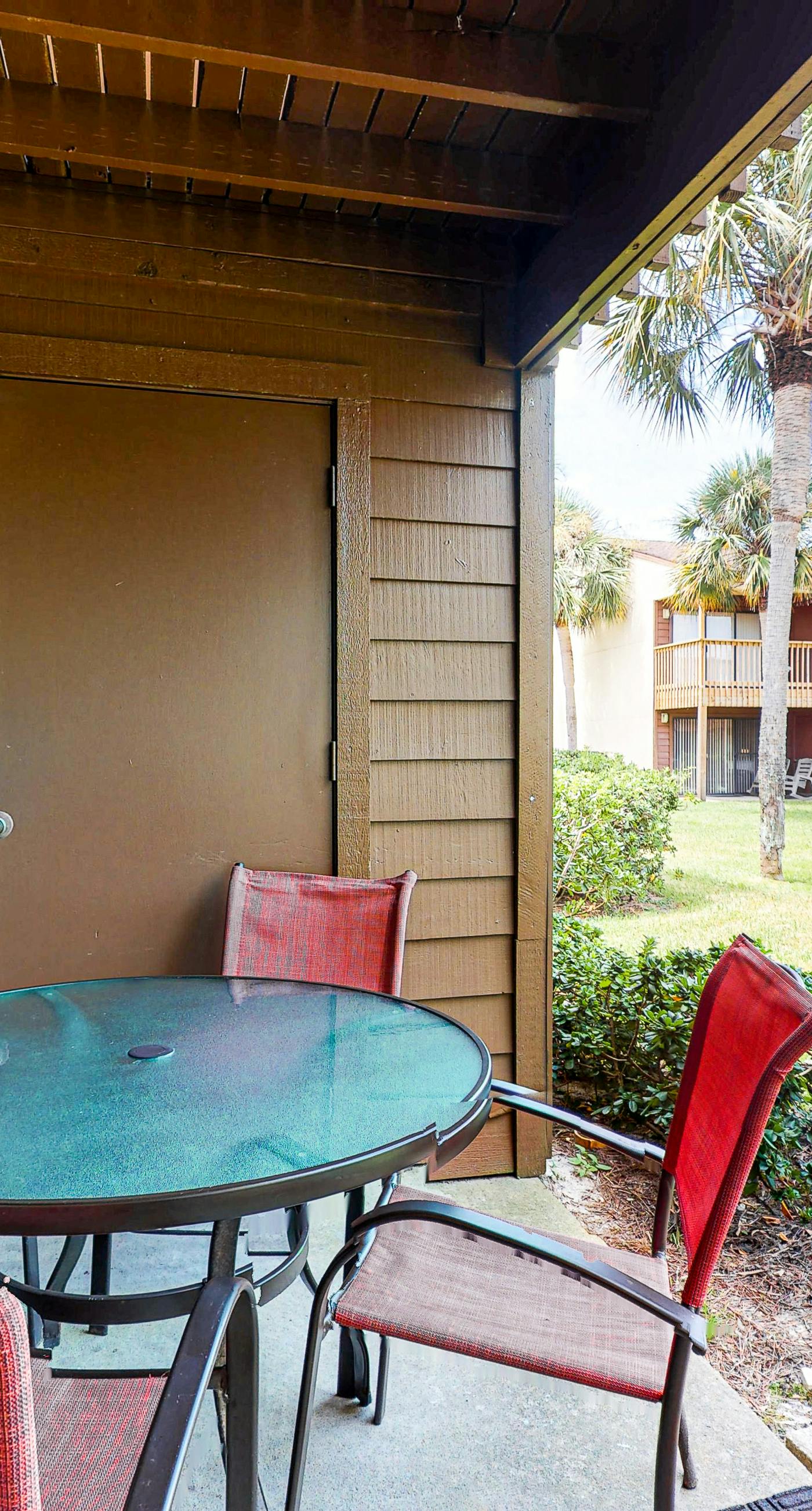 Bright retreat near the beach with pool & tennis courts