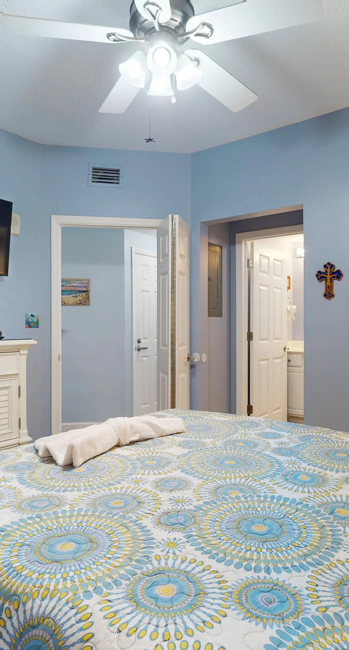 Gorgeous beachfront condo, shared pool and beach access