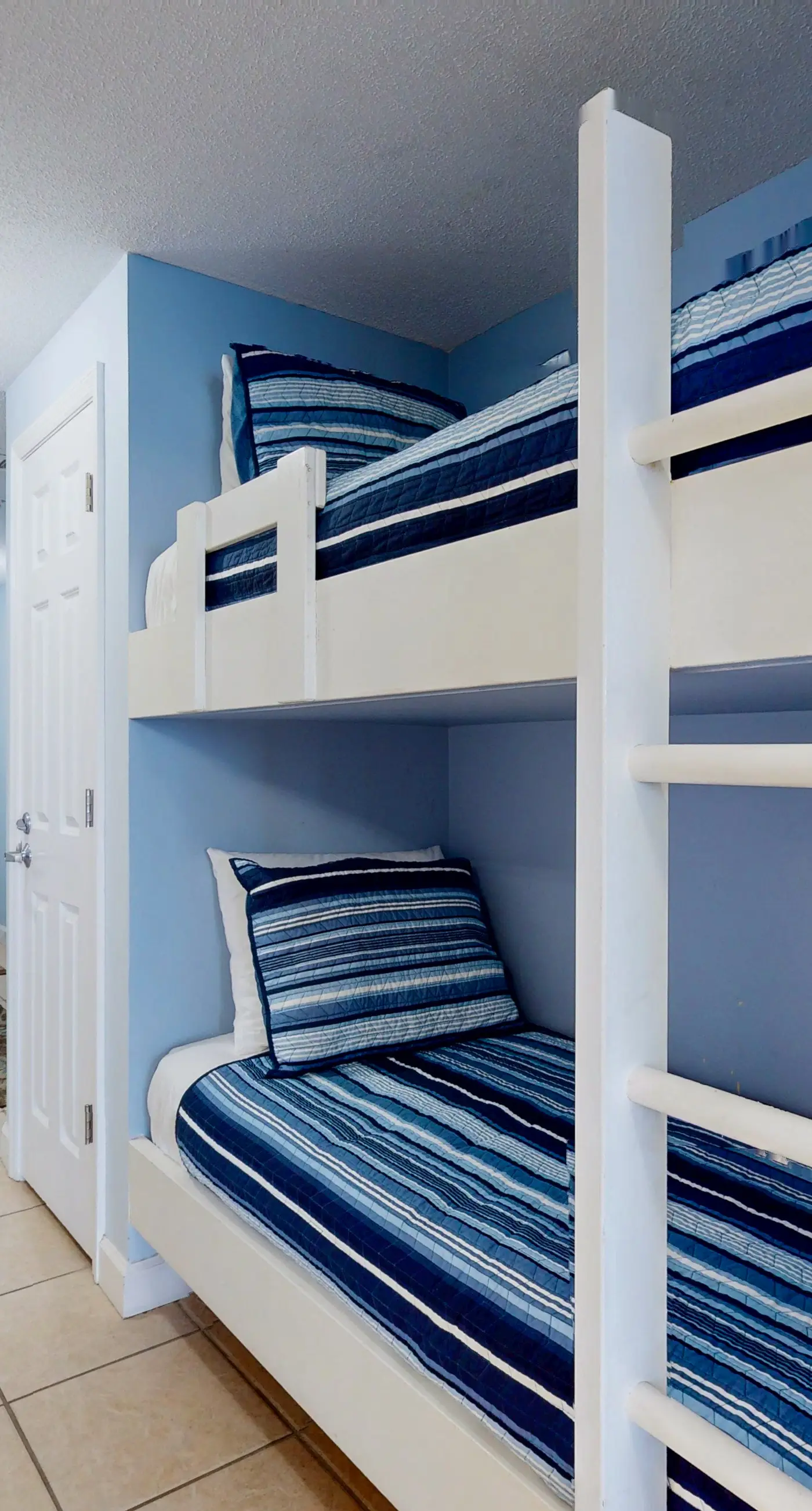 Gorgeous beachfront condo, shared pool and beach access