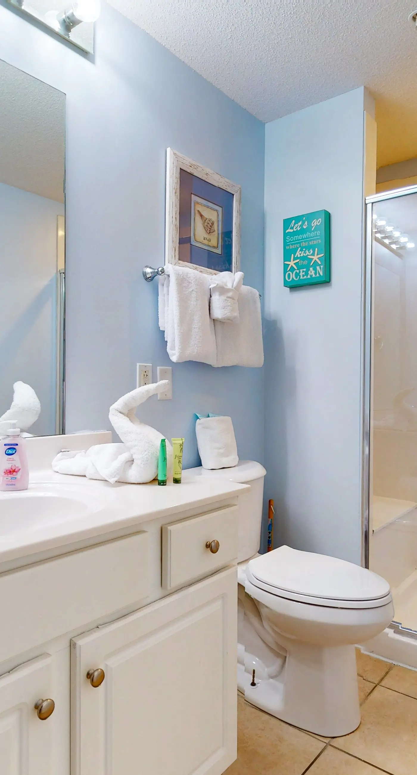 Gorgeous beachfront condo, shared pool and beach access