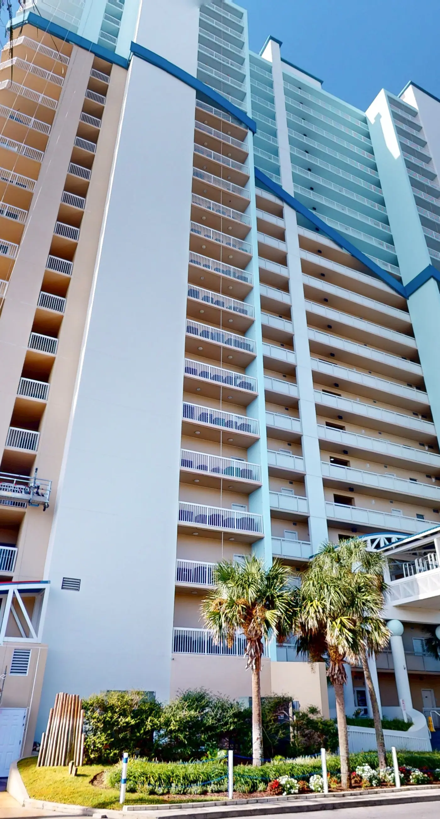 Gorgeous beachfront condo, shared pool and beach access