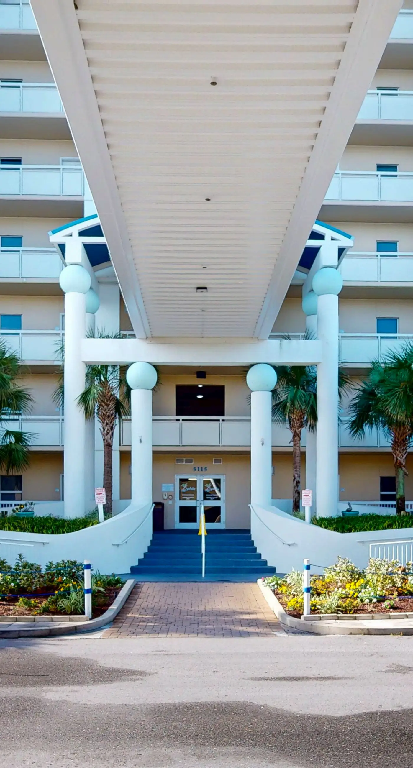 Gorgeous beachfront condo, shared pool and beach access