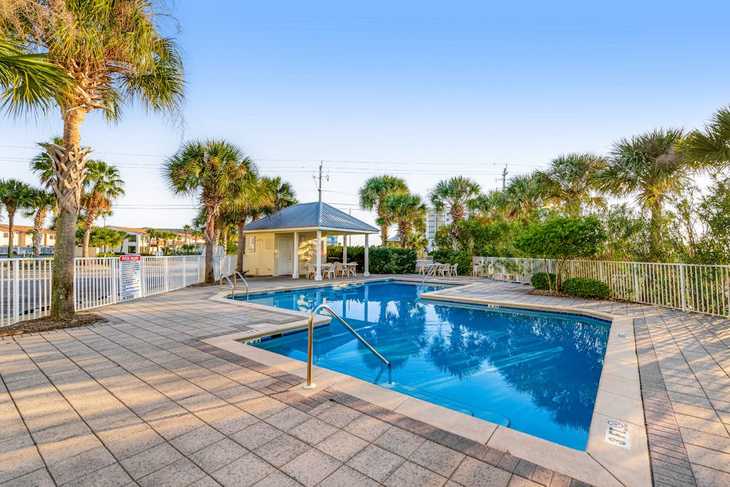 Sunny beachside condo with pool, central AC & washer&dryer