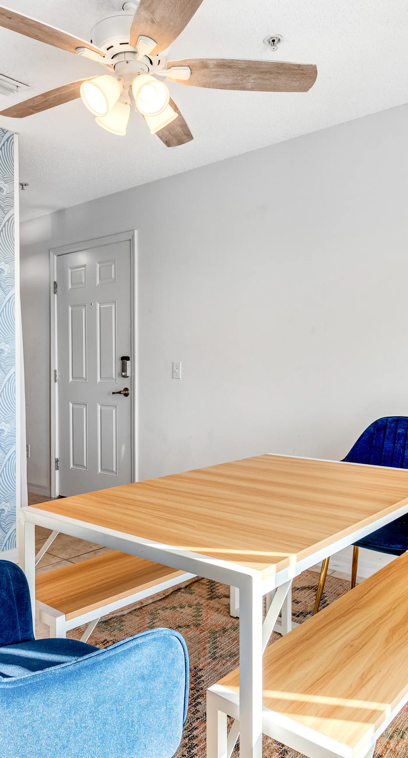 Sunny beachside condo with pool, central AC & washer&dryer