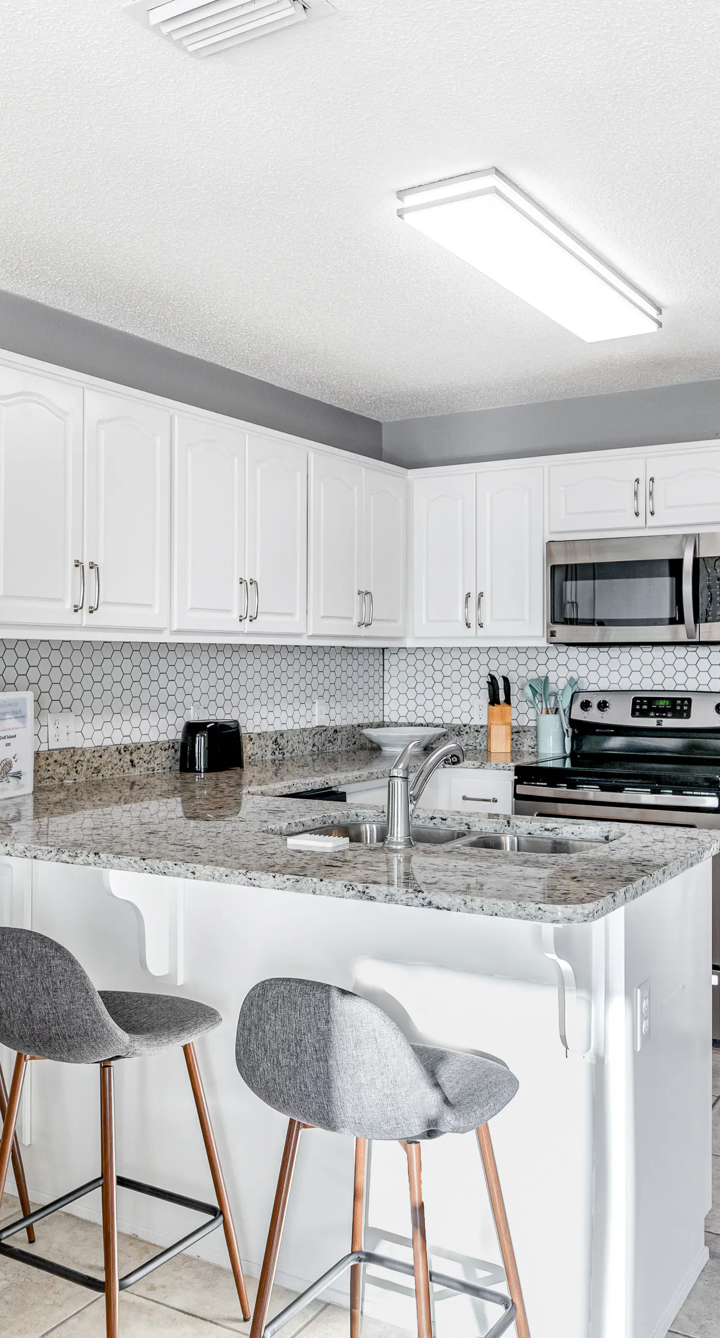 Sunny beachside condo with pool, central AC & washer&dryer