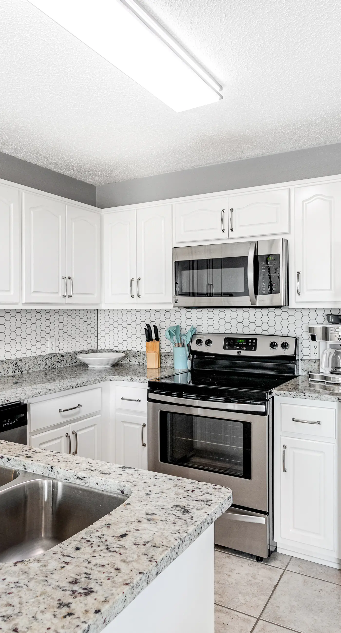 Sunny beachside condo with pool, central AC & washer&dryer