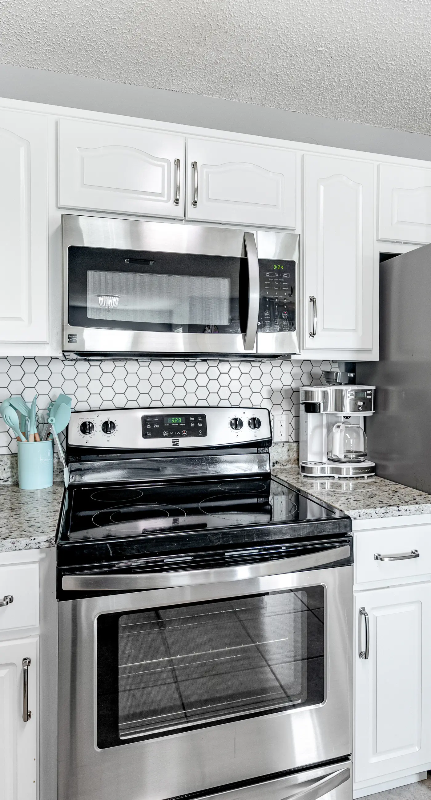 Sunny beachside condo with pool, central AC & washer&dryer