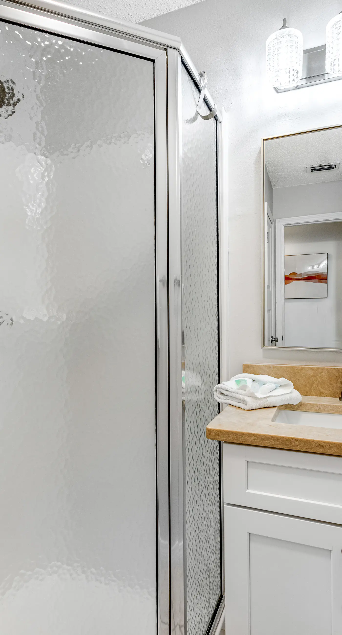 Sunny beachside condo with pool, central AC & washer&dryer