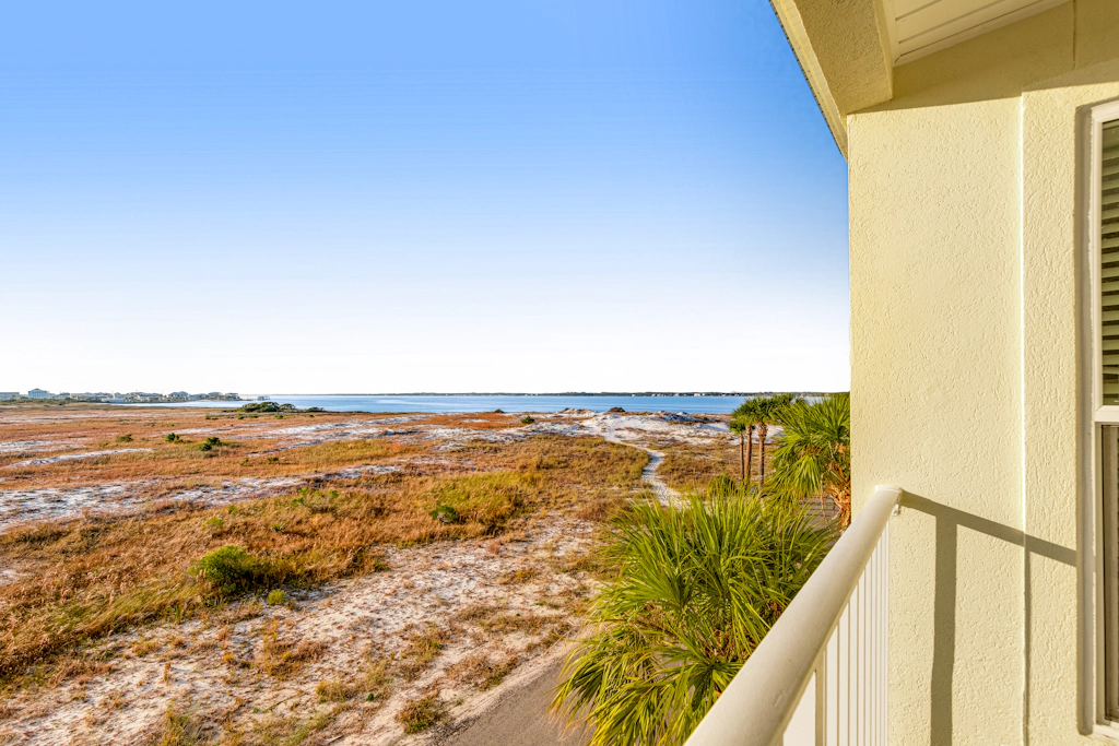 Sunny beachside condo with pool, central AC & washer&dryer