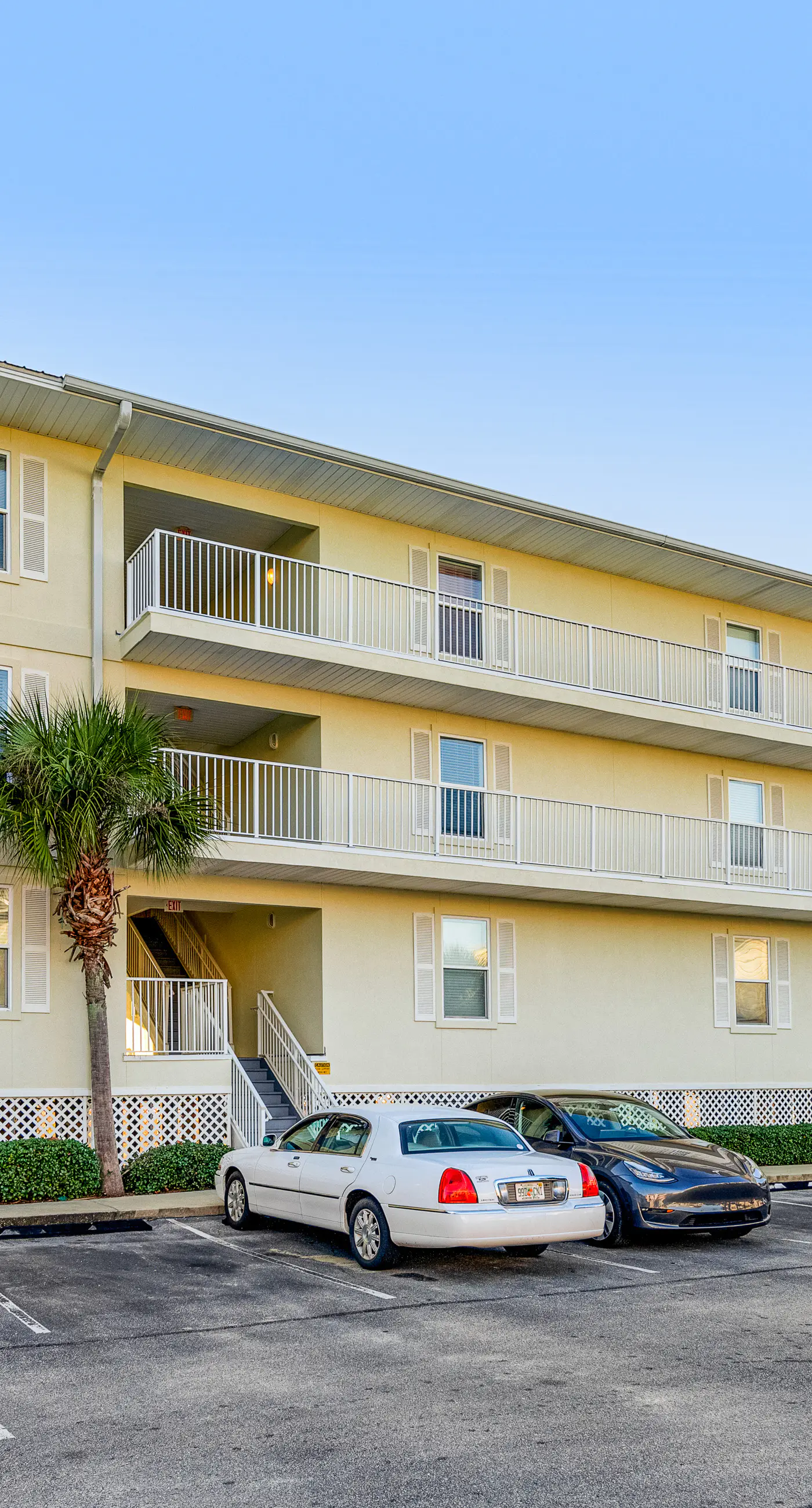 Sunny beachside condo with pool, central AC & washer&dryer