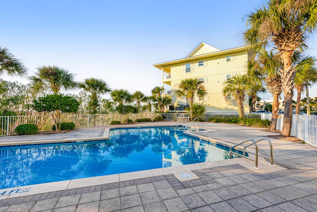 Sunny beachside condo with pool, central AC & washer&dryer