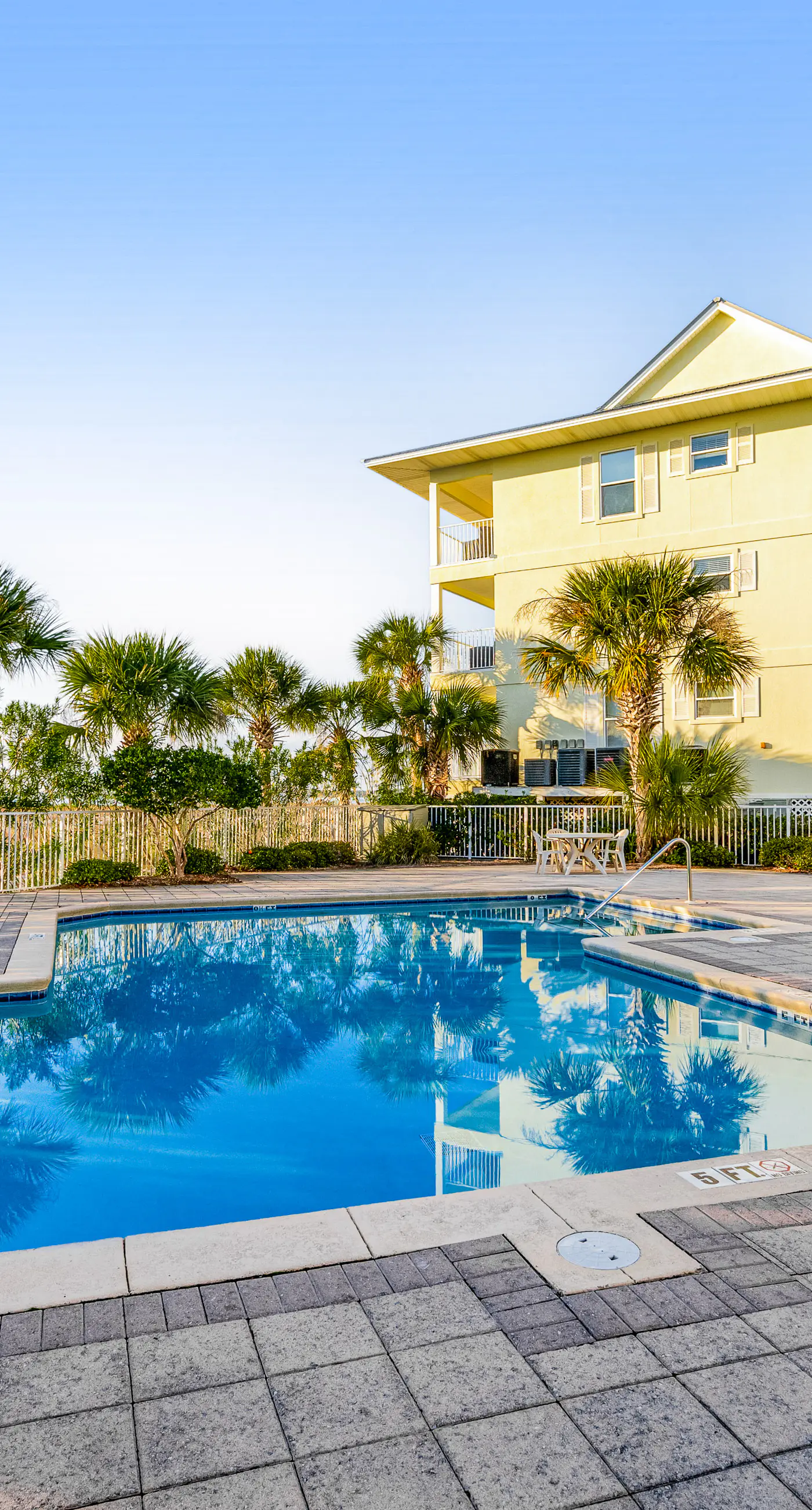 Sunny beachside condo with pool, central AC & washer&dryer