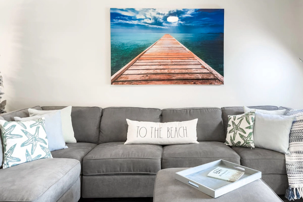 Peaceful home with fenced yard - 1 block from the water & Navarre Beach Park