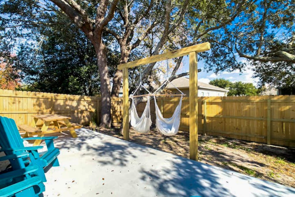 Peaceful home with fenced yard - 1 block from the water & Navarre Beach Park