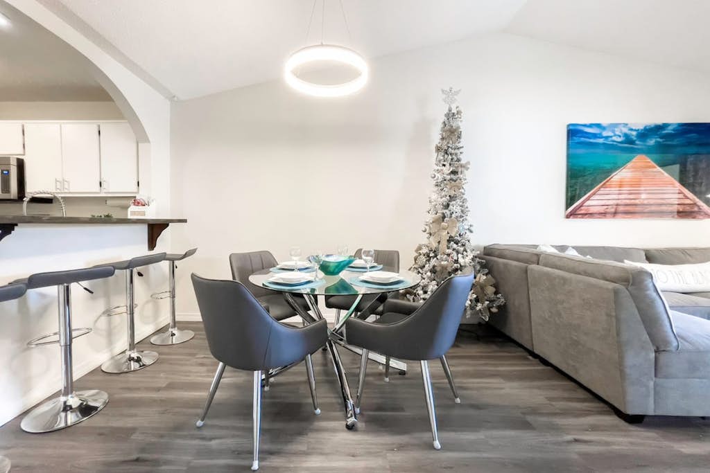 Peaceful home with fenced yard - 1 block from the water & Navarre Beach Park