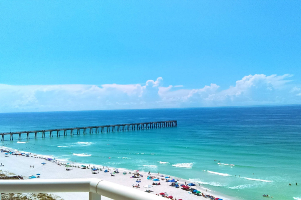 Peaceful home with fenced yard - 1 block from the water & Navarre Beach Park