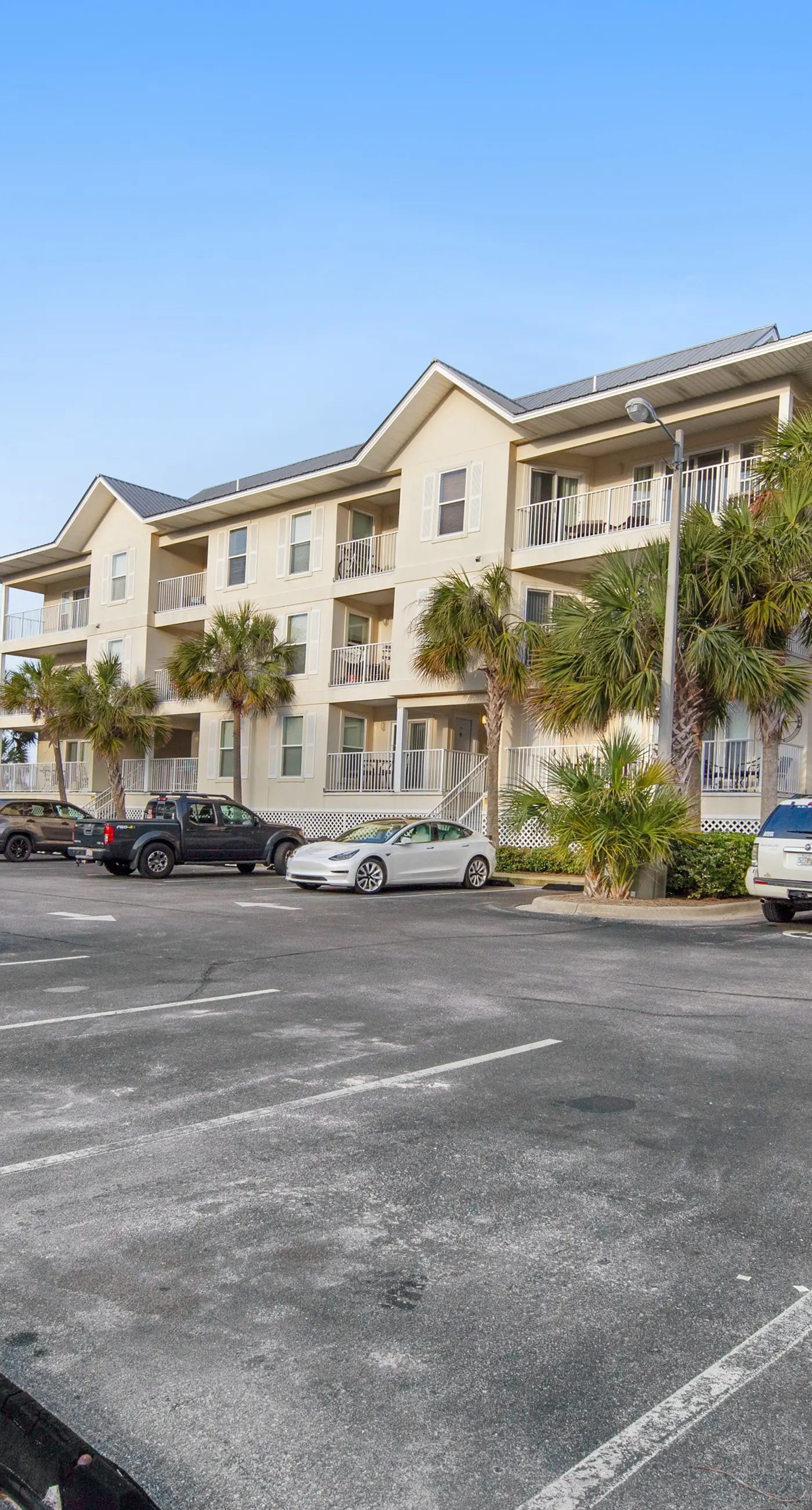 Gorgeous coastal home with shared pool & easy beach access