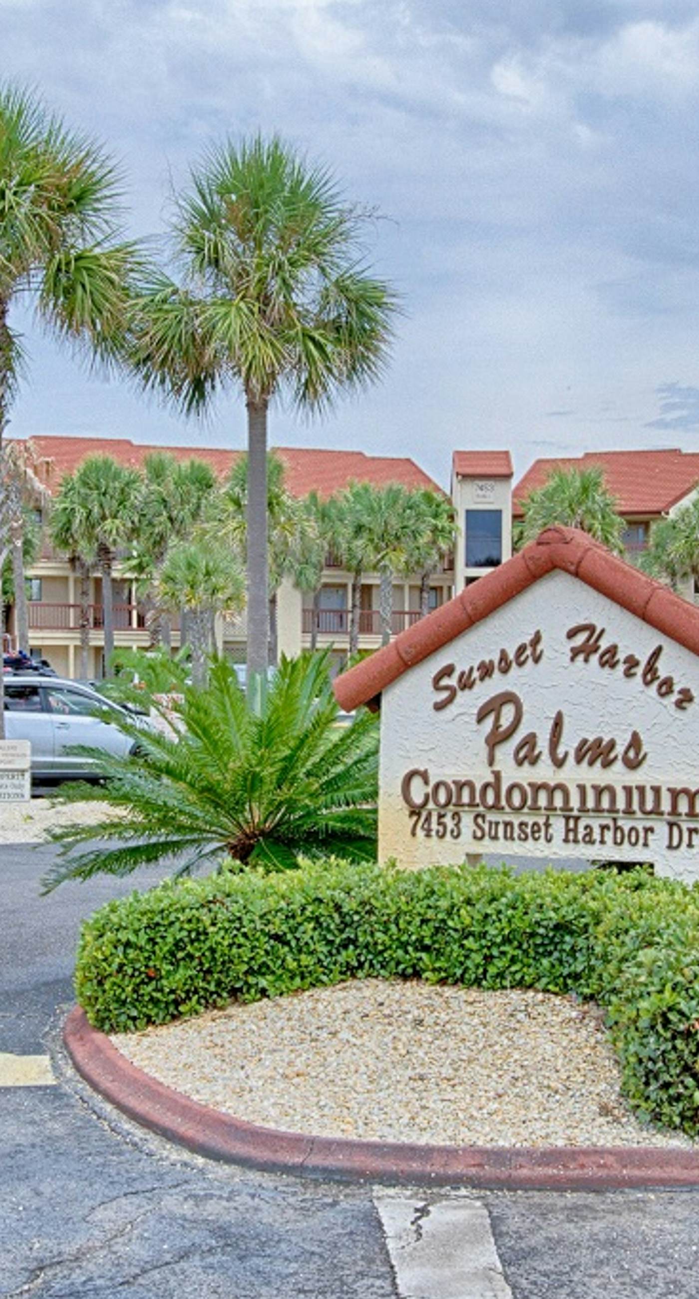 Studio with a patio, pool access, and central AC - snowbird friendly