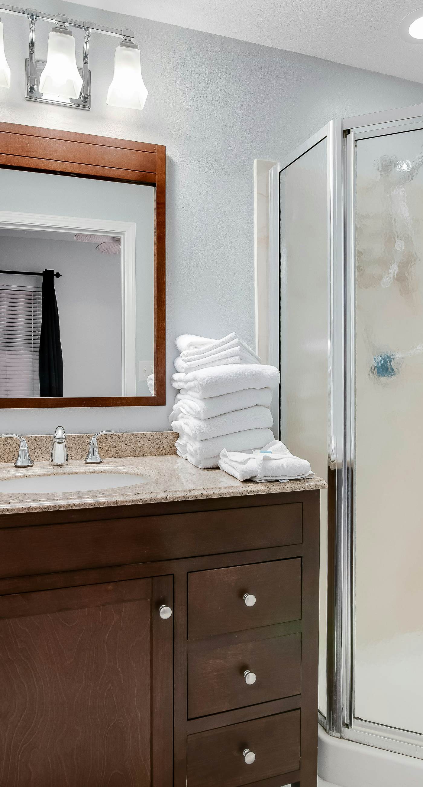 Beachfront dream with central AC, washer/dryer, pools & hot tub