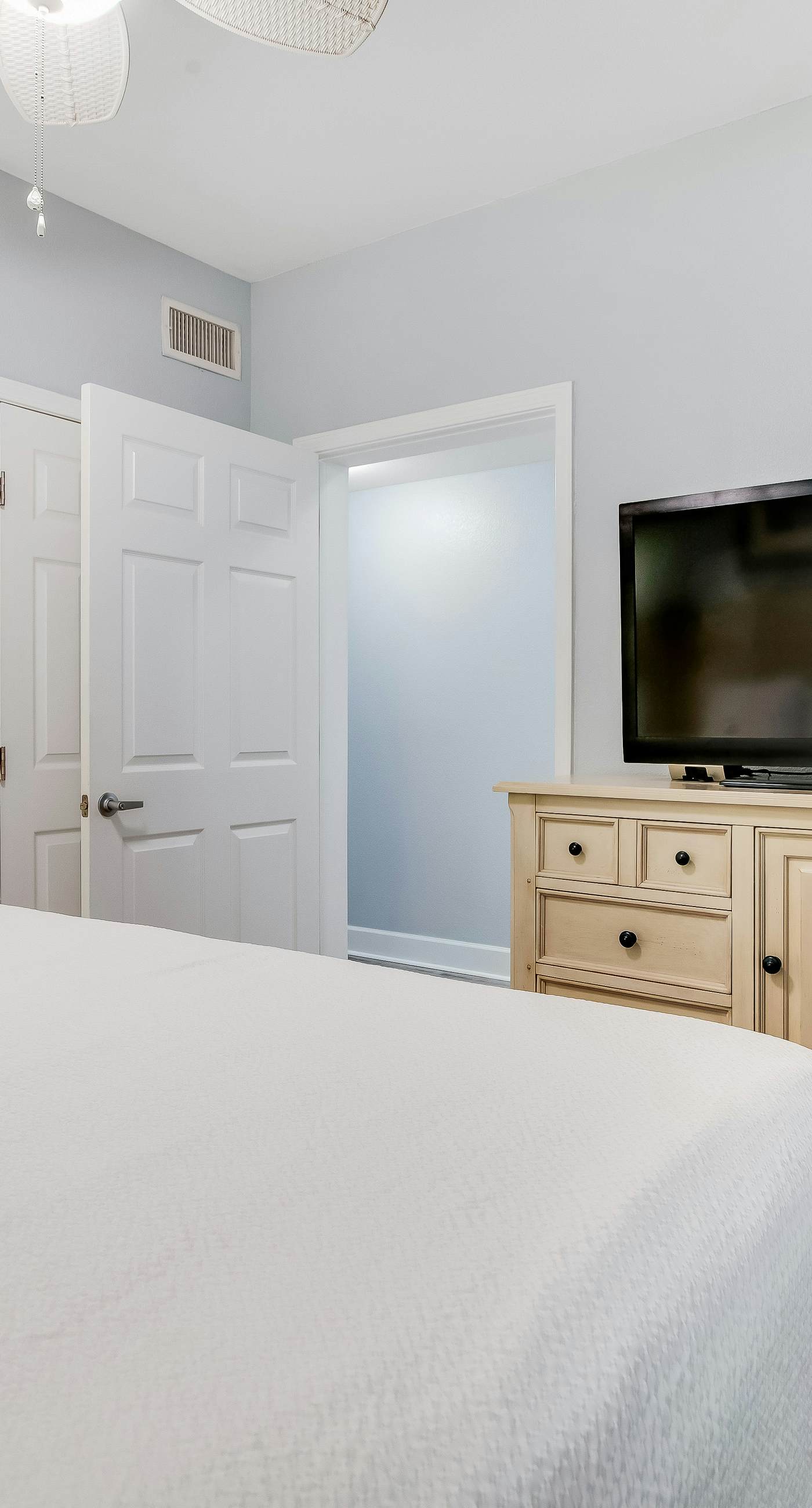 Beachfront dream with central AC, washer/dryer, pools & hot tub