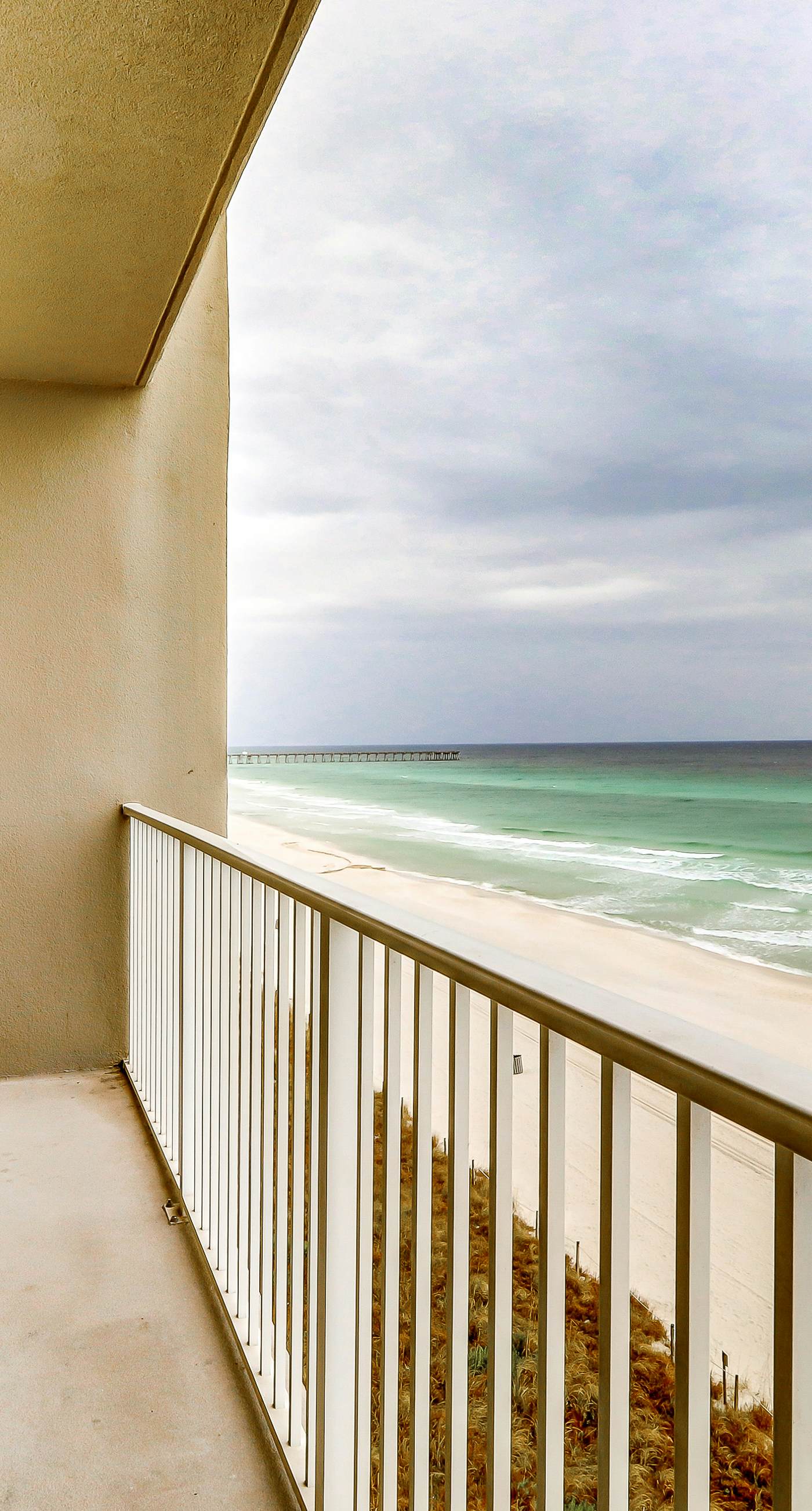 Gorgeous coastal condo with pool, hot tub, fitness center/Roman spa