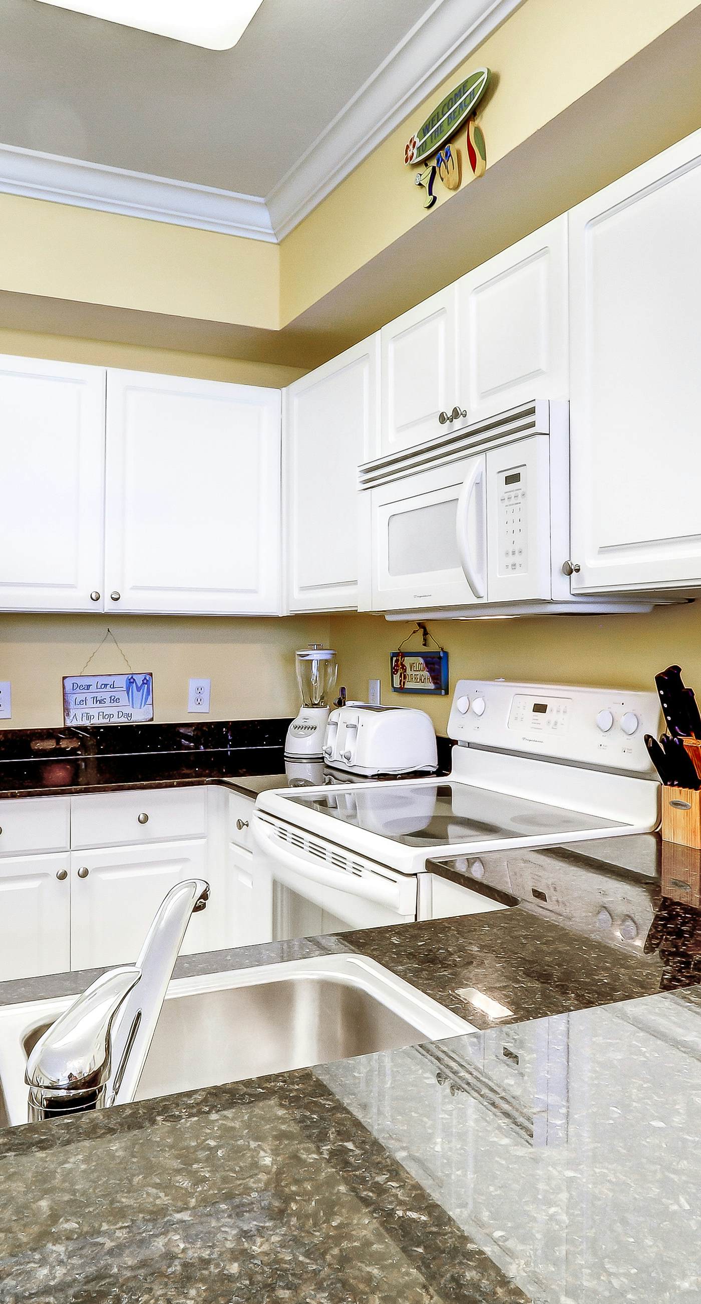 Gorgeous coastal condo with pool, hot tub, fitness center/Roman spa