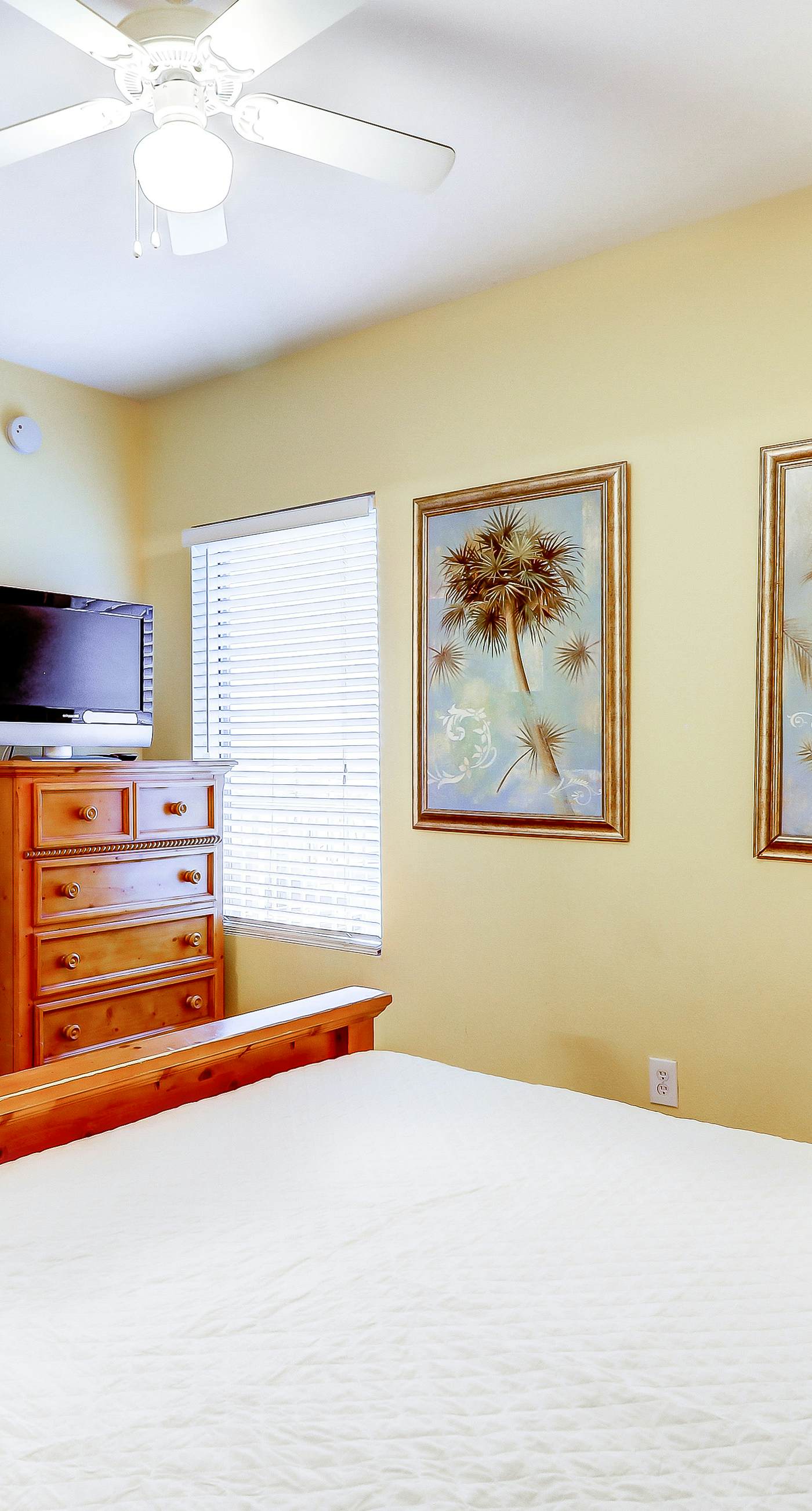 Gorgeous coastal condo with pool, hot tub, fitness center/Roman spa