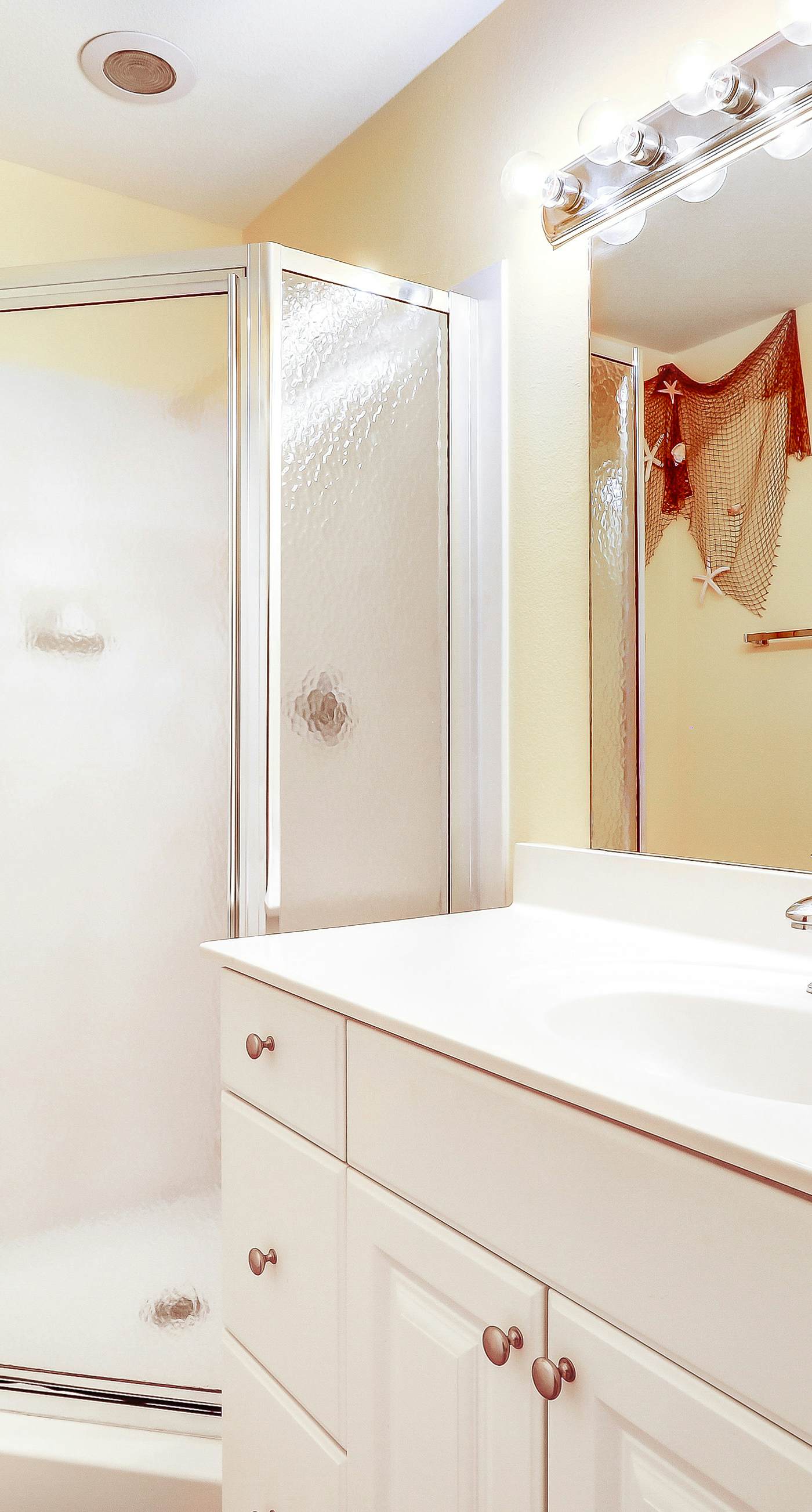 Gorgeous coastal condo with pool, hot tub, fitness center/Roman spa