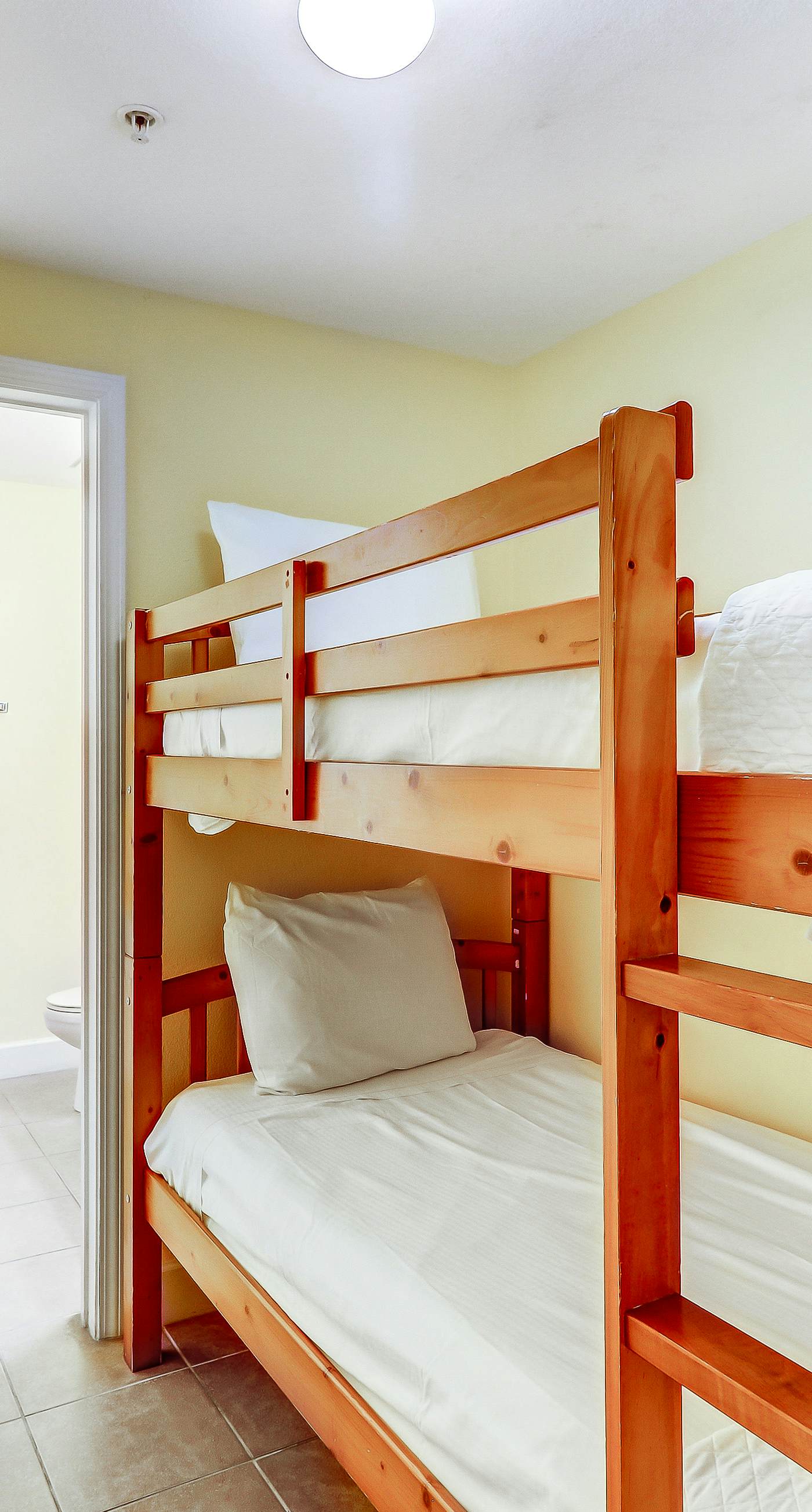 Gorgeous coastal condo with pool, hot tub, fitness center/Roman spa