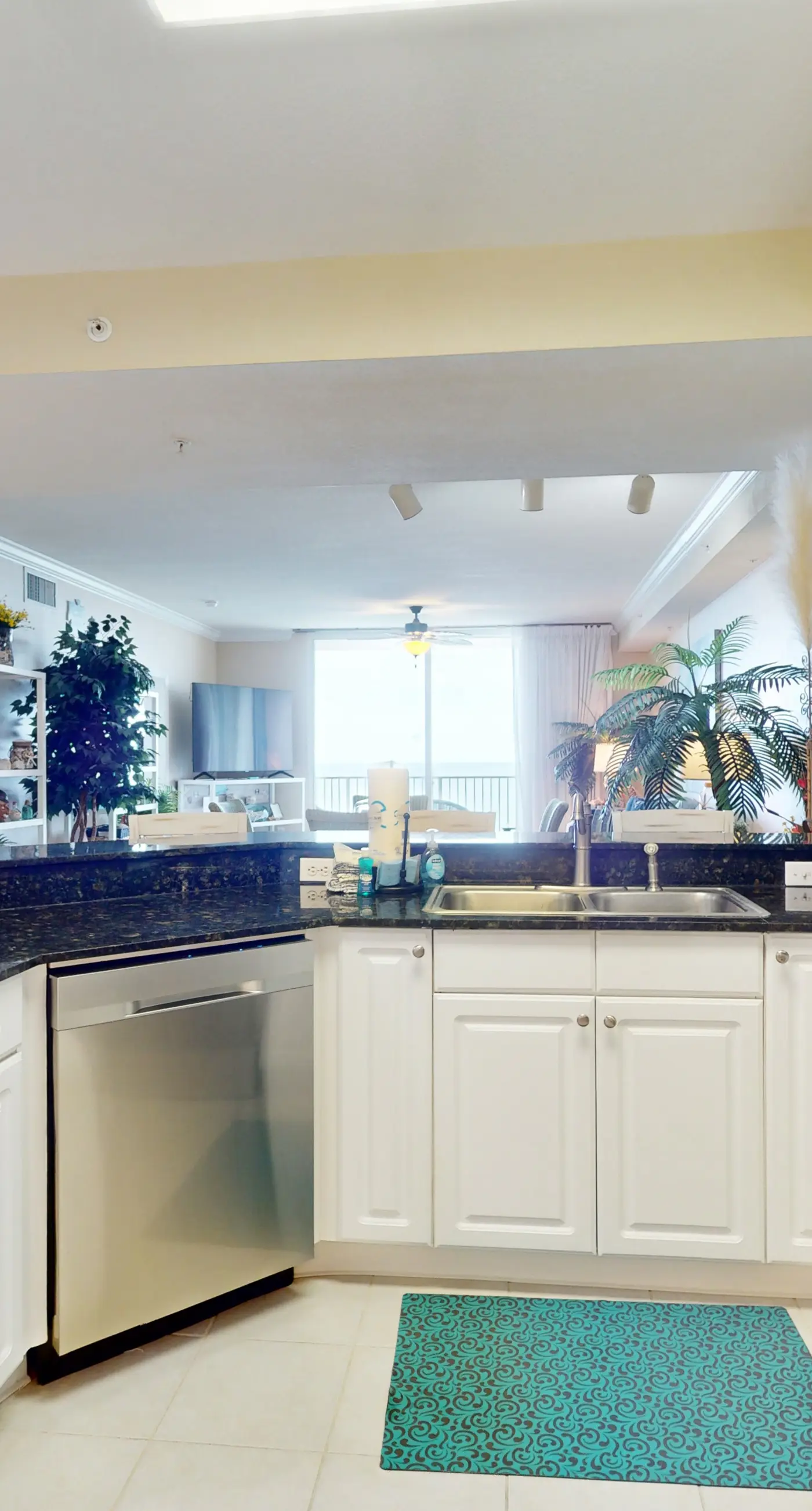 Remodeled family-friendly, beachfront condo w/ Gulf views, Pool & Hot tub