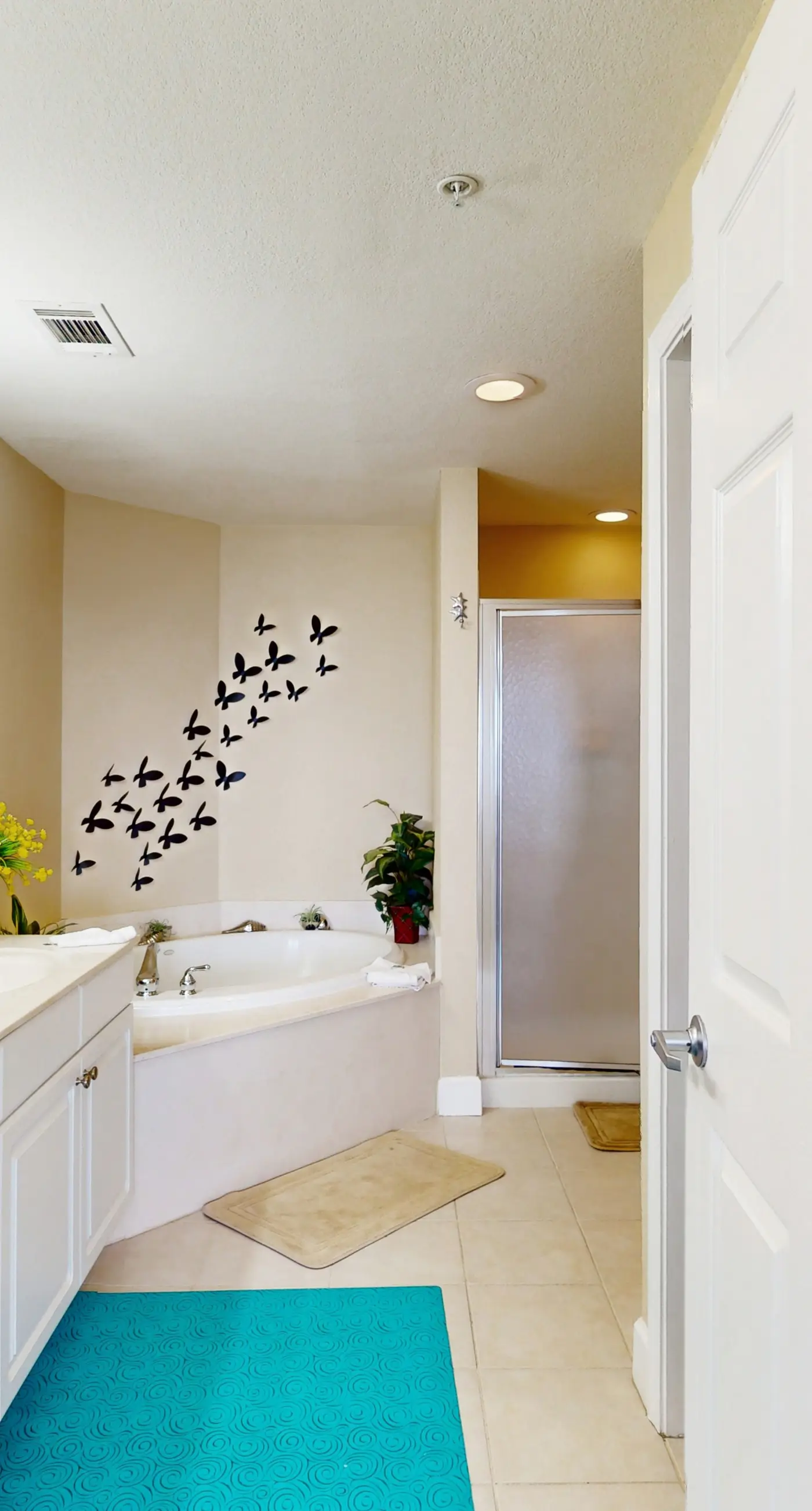 Remodeled family-friendly, beachfront condo w/ Gulf views, Pool & Hot tub