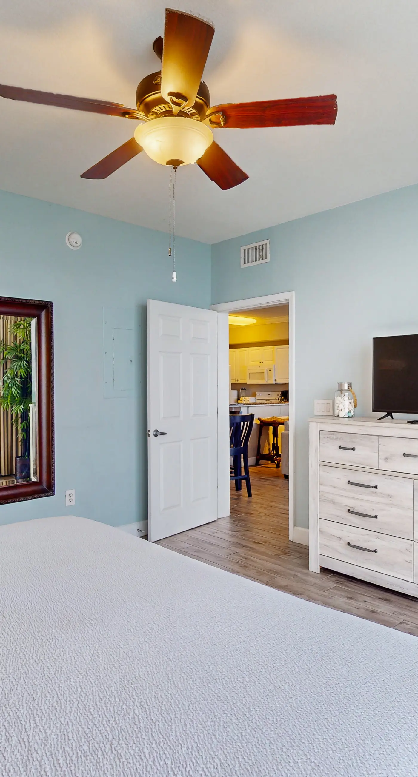 19th-floor Gulf-front condo with Gulf views, pools, hot tubs, tennis, sauna, gym