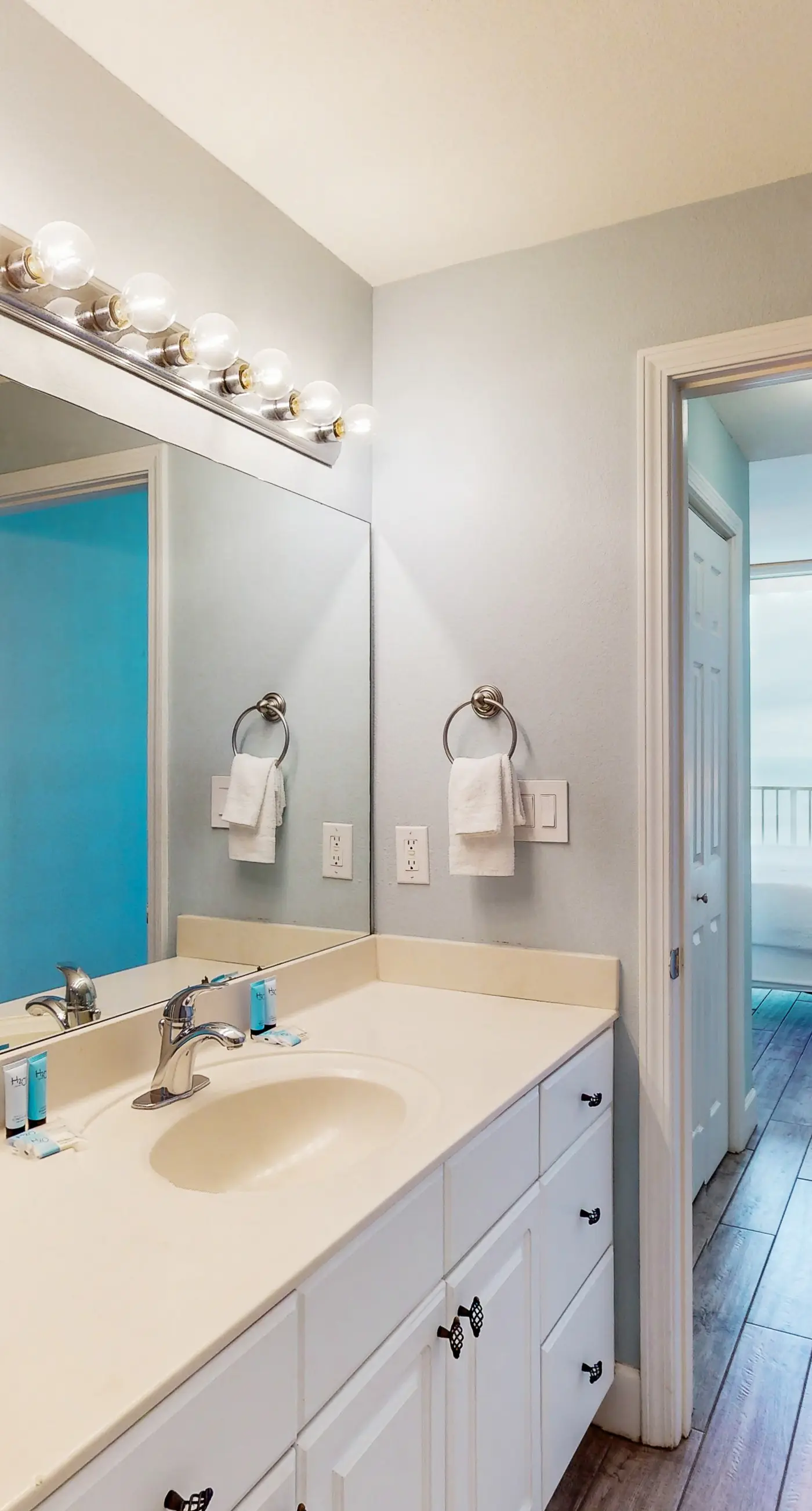 19th-floor Gulf-front condo with Gulf views, pools, hot tubs, tennis, sauna, gym