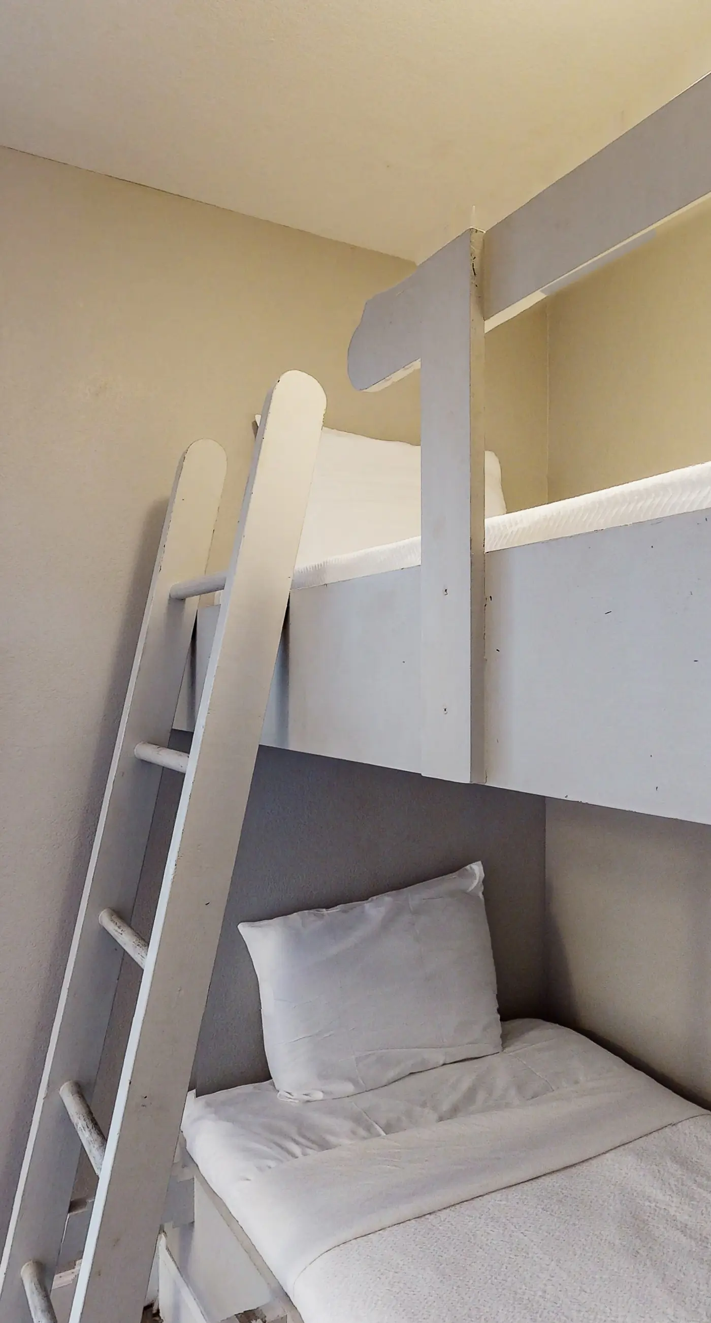 19th-floor Gulf-front condo with Gulf views, pools, hot tubs, tennis, sauna, gym