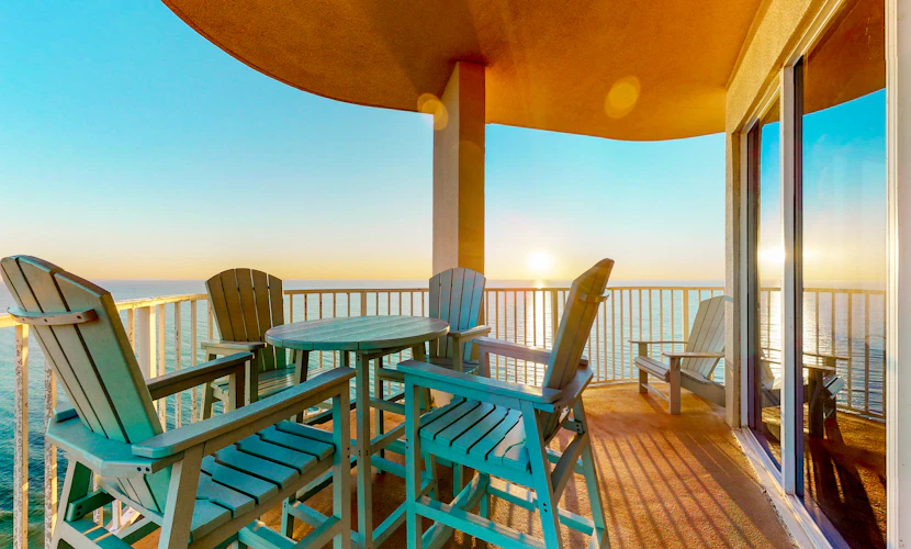 Spacious high-rise condo with stunning beachfront views, pools & hot tubs
