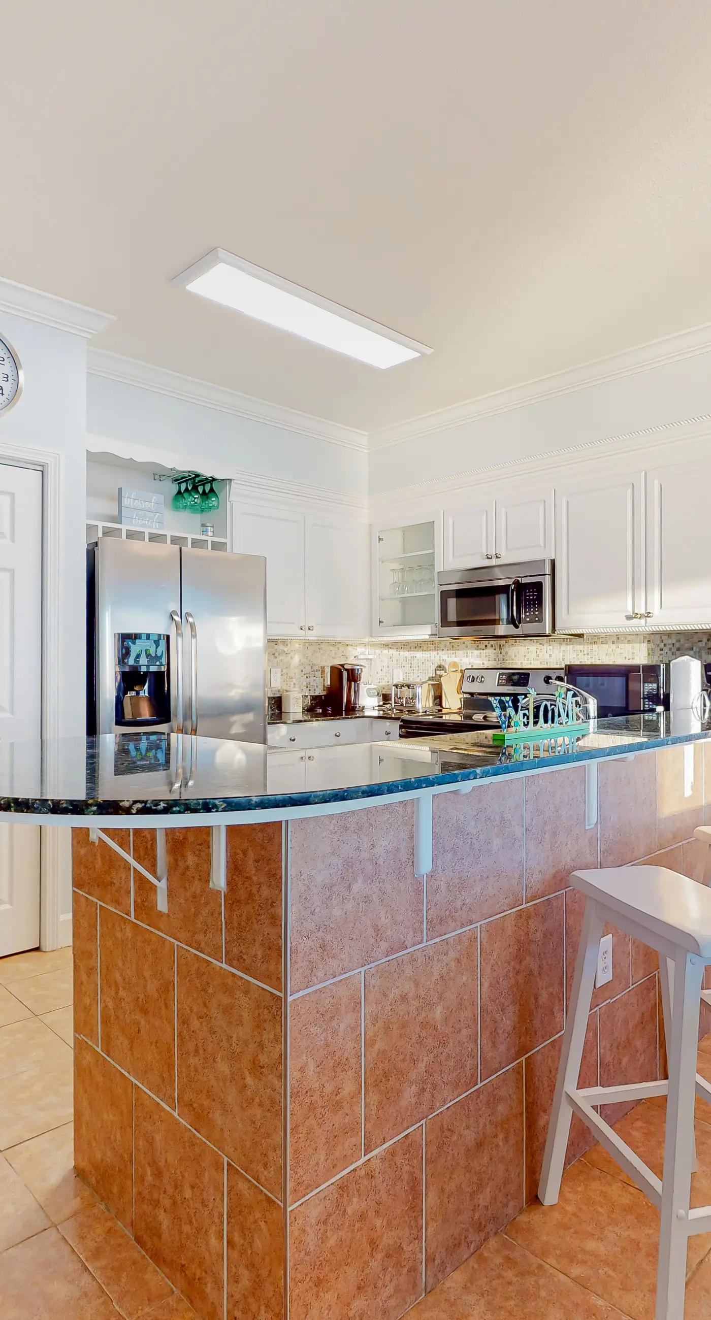 Spacious high-rise condo with stunning beachfront views, pools & hot tubs