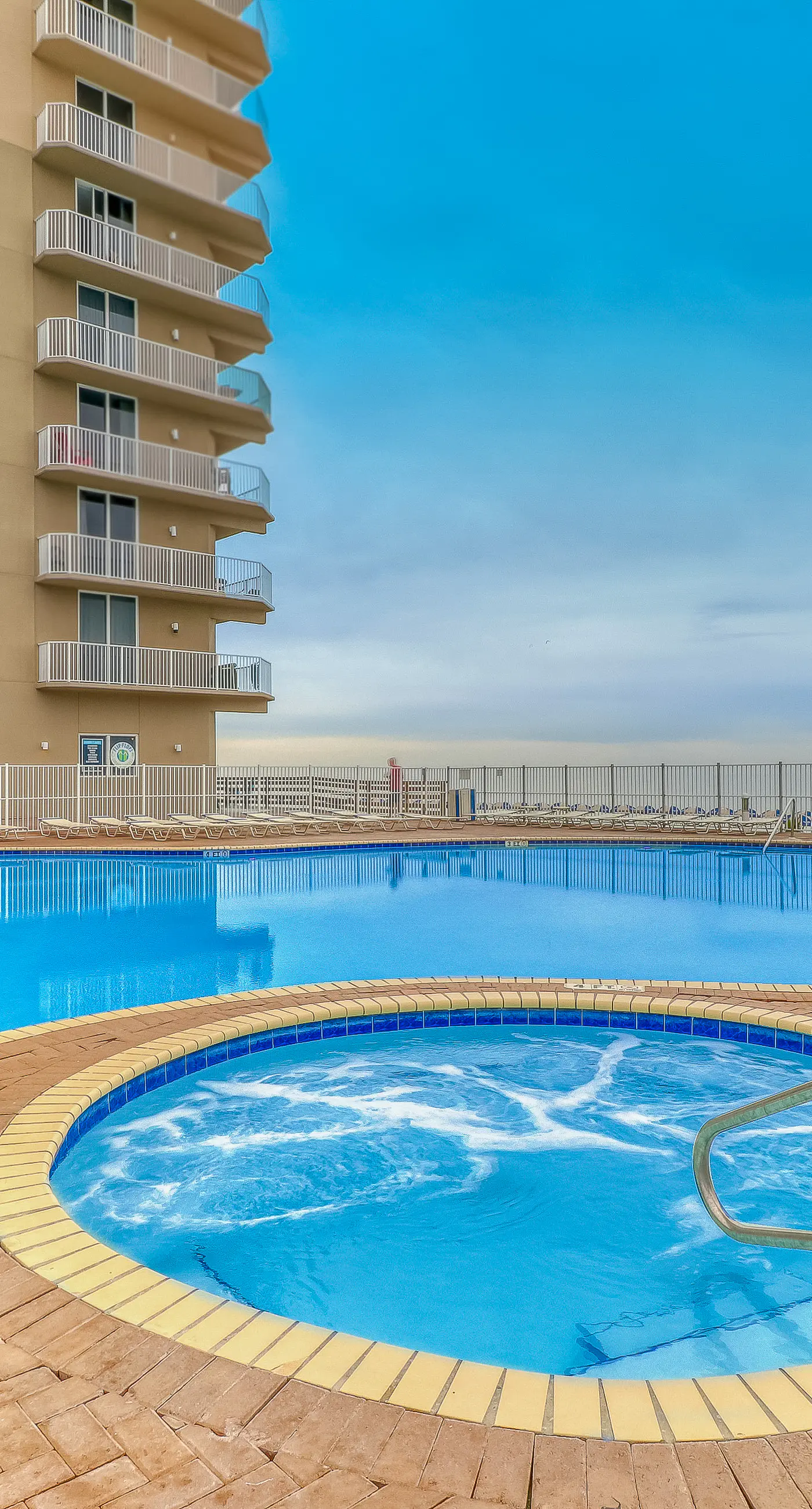 Spacious high-rise condo with stunning beachfront views, pools & hot tubs