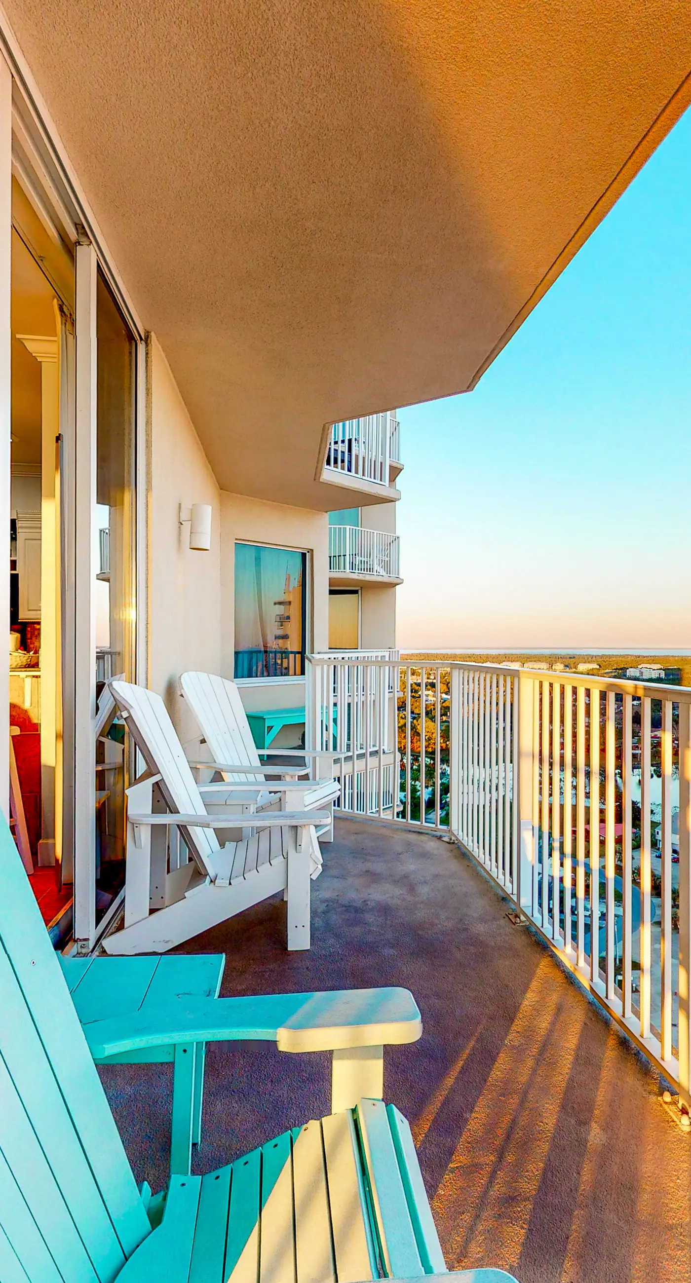 Spacious high-rise condo with stunning beachfront views, pools & hot tubs