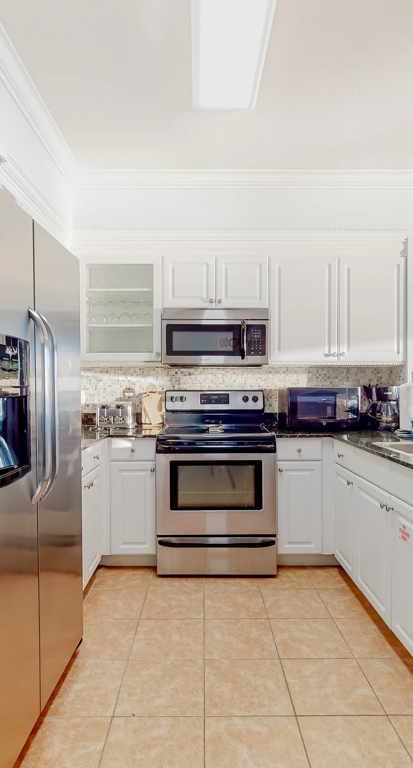 Spacious high-rise condo with stunning beachfront views, pools & hot tubs