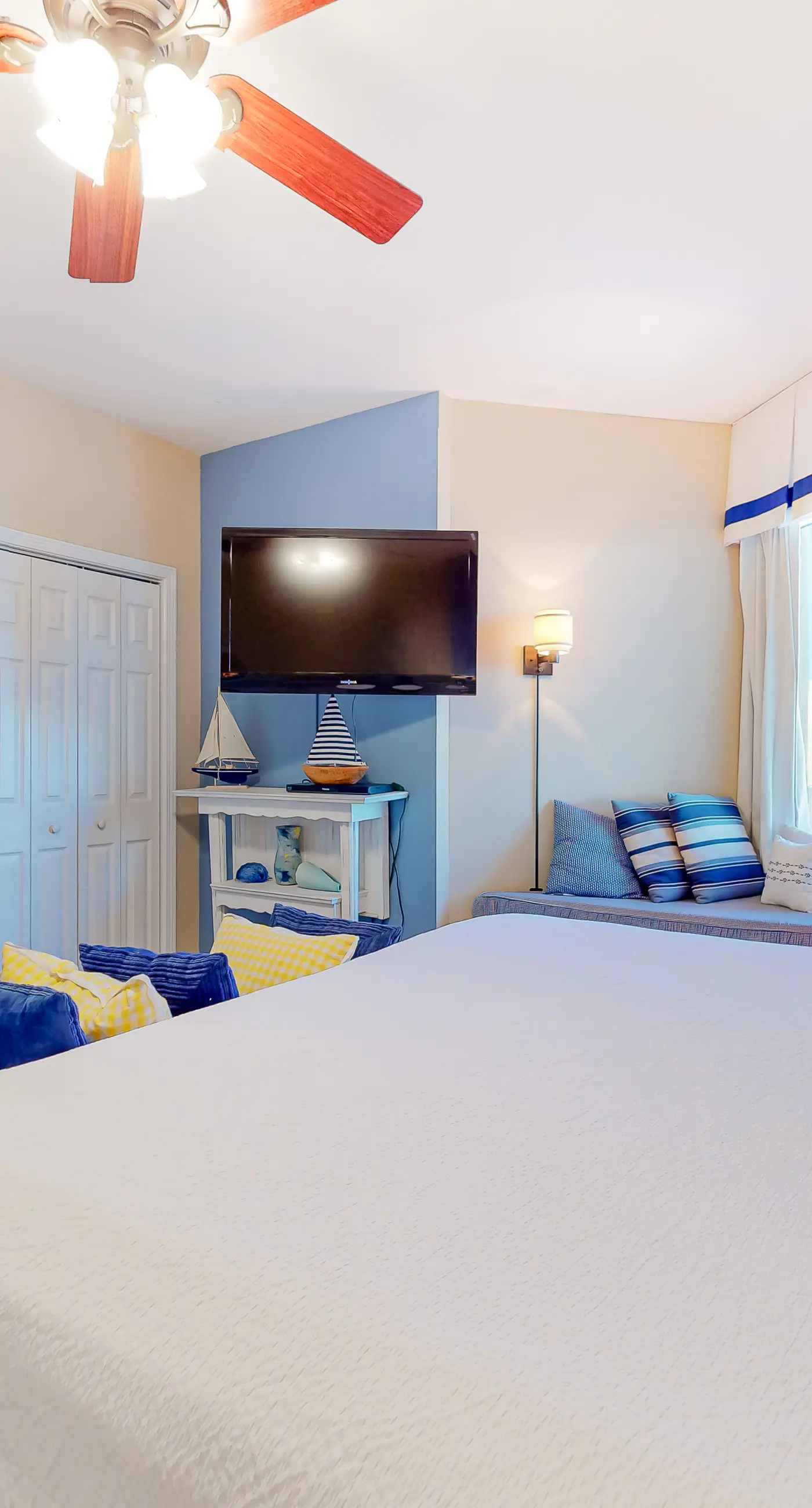 Spacious high-rise condo with stunning beachfront views, pools & hot tubs