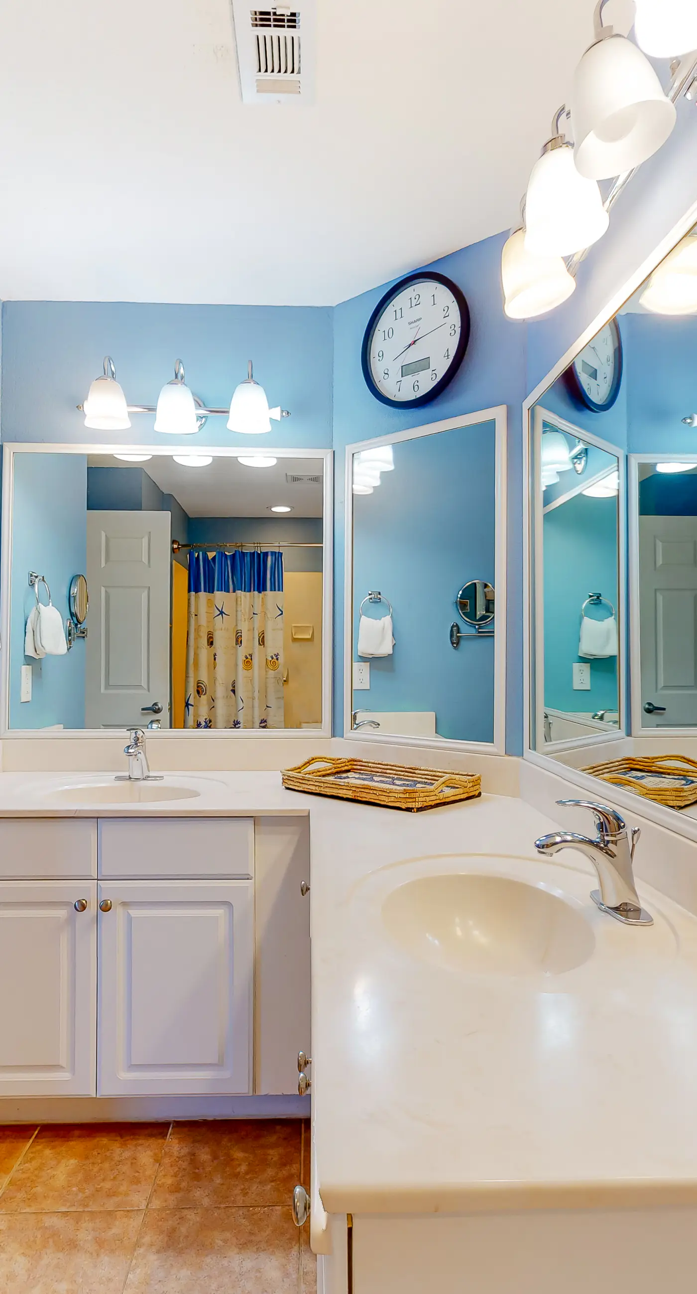 Spacious high-rise condo with stunning beachfront views, pools & hot tubs