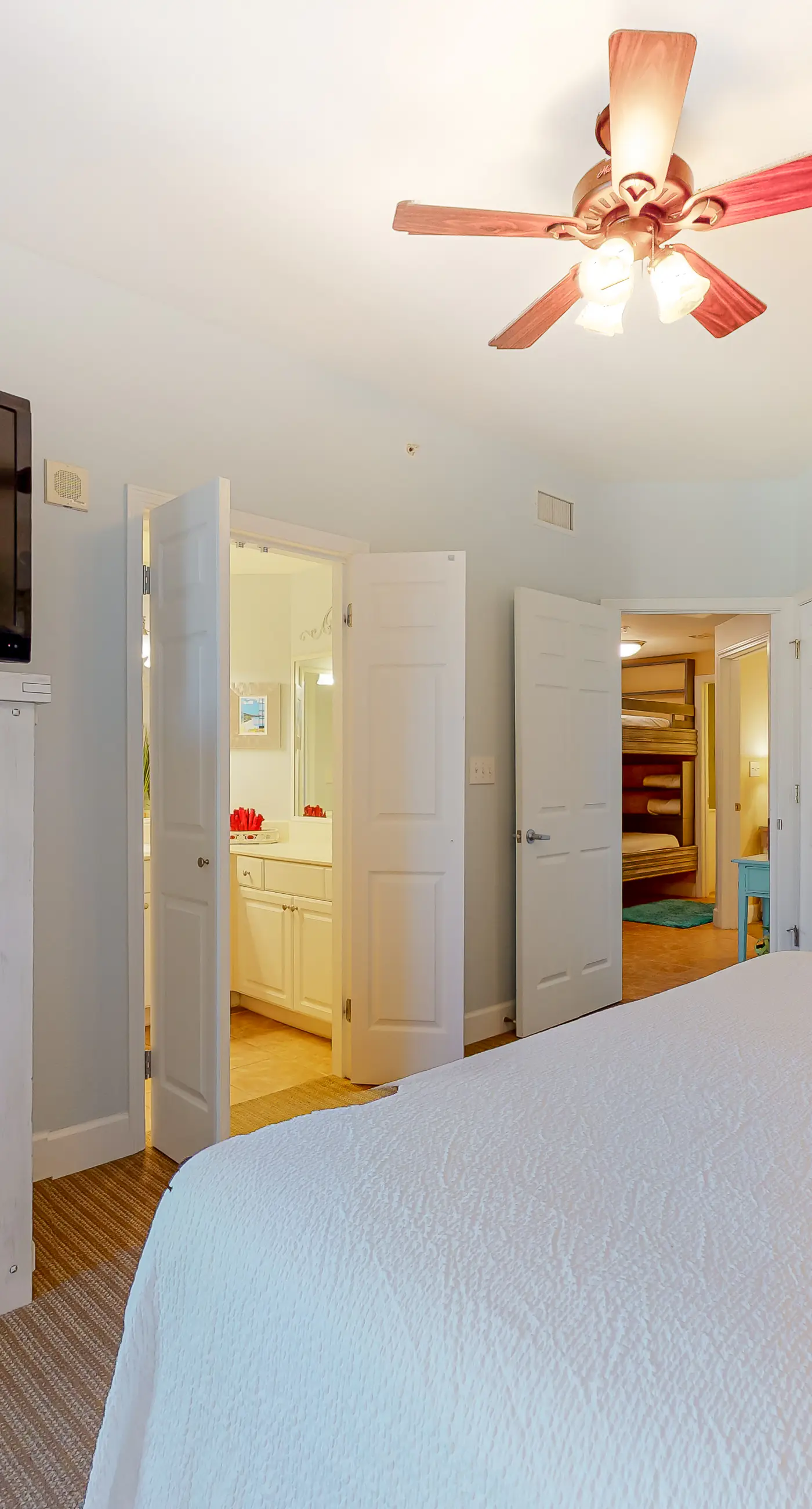 Spacious high-rise condo with stunning beachfront views, pools & hot tubs