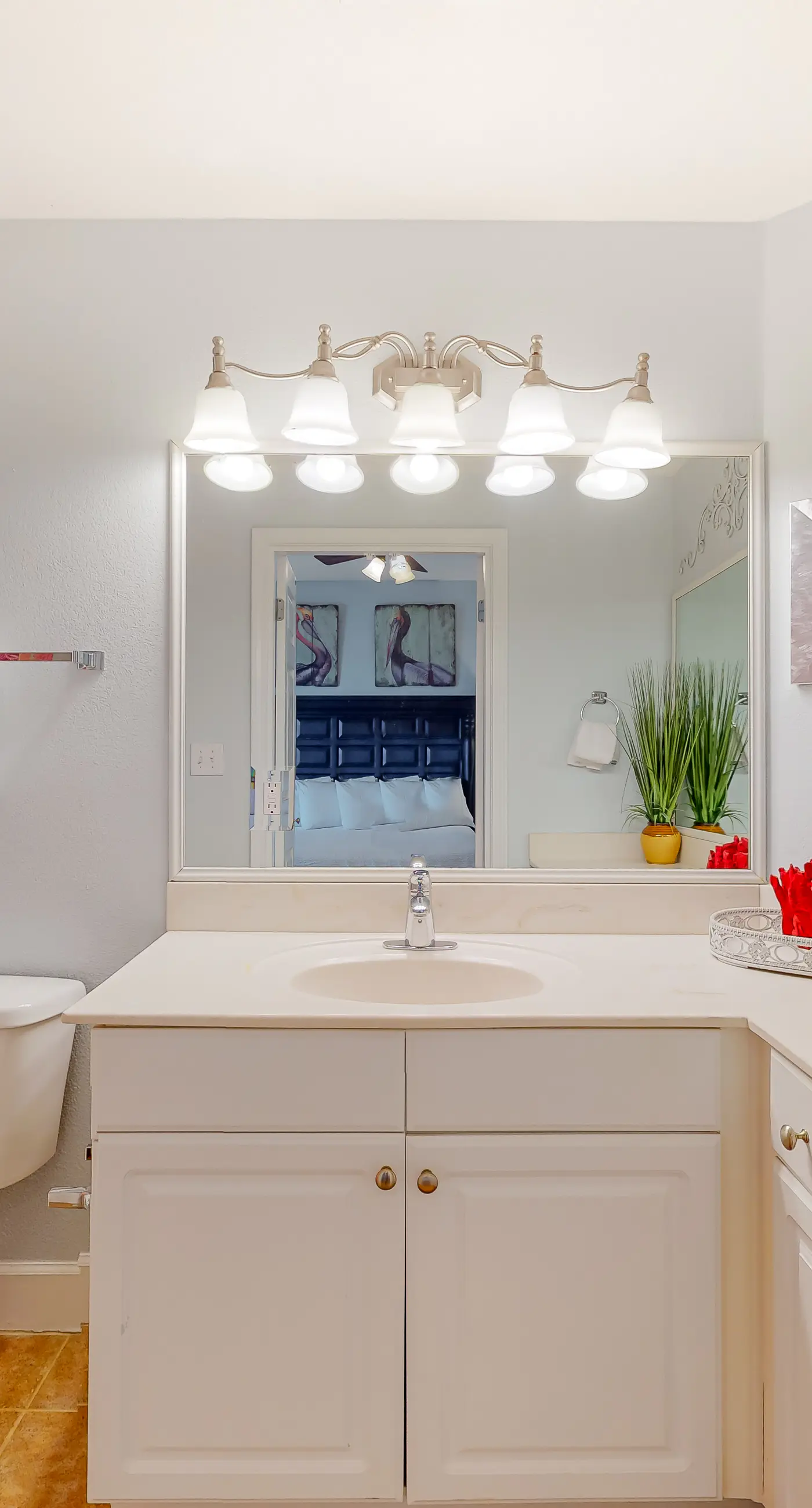 Spacious high-rise condo with stunning beachfront views, pools & hot tubs