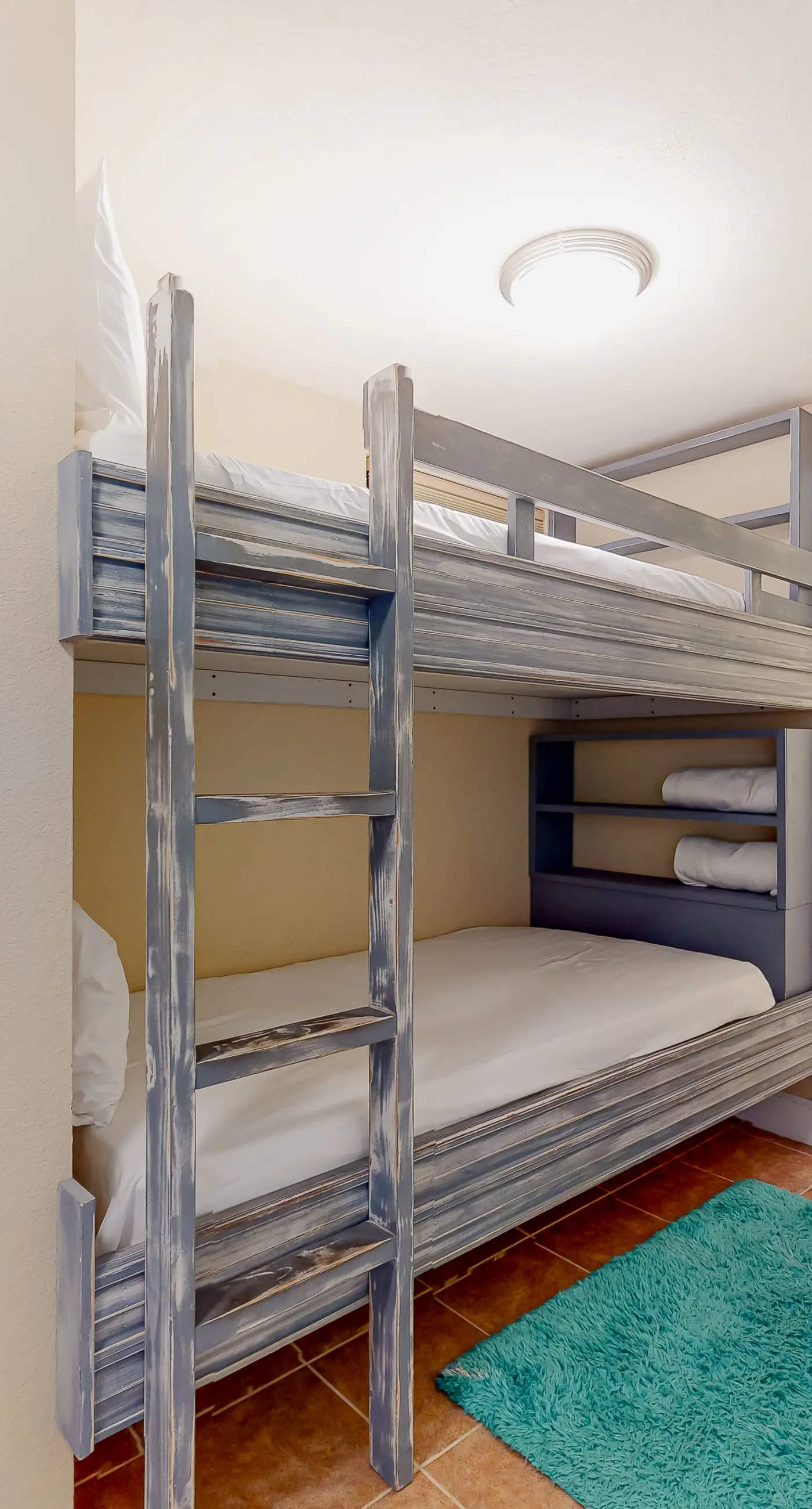 Spacious high-rise condo with stunning beachfront views, pools & hot tubs